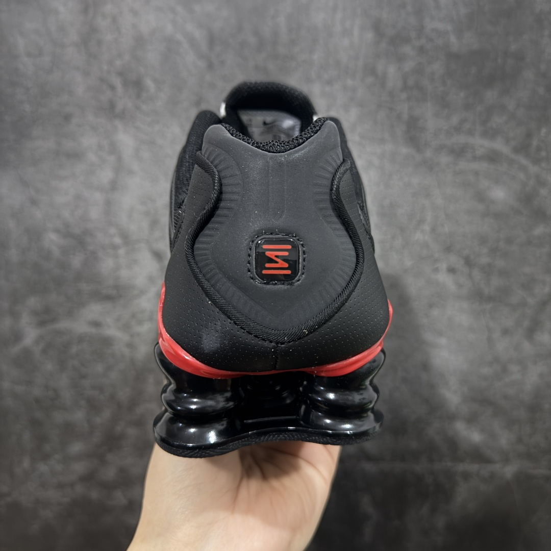 图片[4]-【Max纯原版】原版开发 Nike Shox TL系列 黑红色 CN0151-003 NK Shox TL系列 黑色 复古舒适百搭防滑耐磨低邦柱形气垫休闲跑步鞋 鞋面采用了轻质化的材料打造，搭载鞋带系带系统以及鞋舌部分的特殊控制模块，科技感十足；采用透气纺织品和网眼鞋面与标志性的Nike Shox技术，同时提供更轻盈的感觉和大胆的外观；鞋身大面积采用织物与皮革材质拼接设计，搭配Dri-FITz透气网面，透气性拉满不闷脚。中底前掌搭载Air Max科技，后掌配置Shoxy缓震气柱，前掌气垫提供灵敏回弹，中底的气柱设计也很加分，外观上科技感十足；设计彰显个性，复古造型适配多种穿搭风格。 尺码：39 40 40.5 41 42 42.5 43 44 44.5 45 45.5 46 46.5 47.5-选品中心