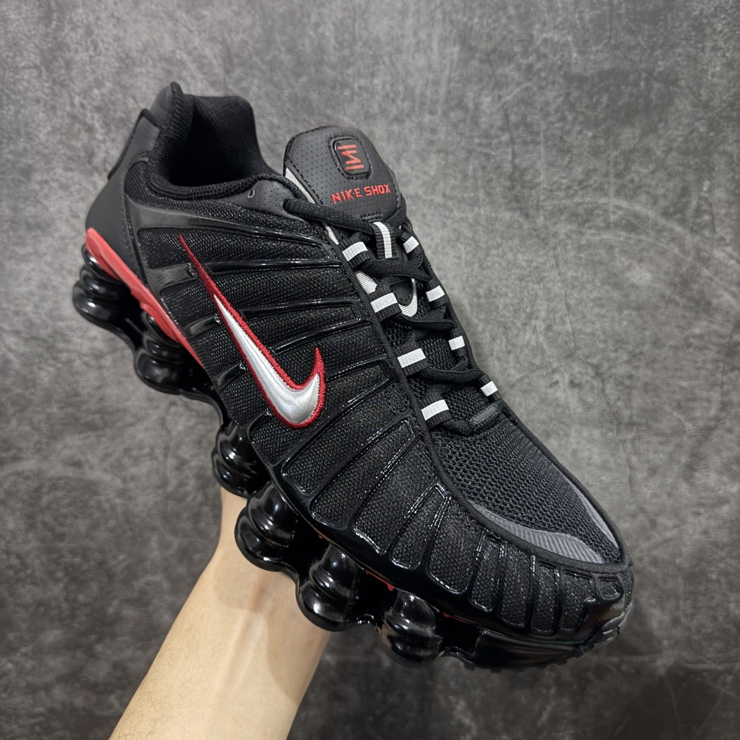 图片[3]-【Max纯原版】原版开发 Nike Shox TL系列 黑红色 CN0151-003 NK Shox TL系列 黑色 复古舒适百搭防滑耐磨低邦柱形气垫休闲跑步鞋 鞋面采用了轻质化的材料打造，搭载鞋带系带系统以及鞋舌部分的特殊控制模块，科技感十足；采用透气纺织品和网眼鞋面与标志性的Nike Shox技术，同时提供更轻盈的感觉和大胆的外观；鞋身大面积采用织物与皮革材质拼接设计，搭配Dri-FITz透气网面，透气性拉满不闷脚。中底前掌搭载Air Max科技，后掌配置Shoxy缓震气柱，前掌气垫提供灵敏回弹，中底的气柱设计也很加分，外观上科技感十足；设计彰显个性，复古造型适配多种穿搭风格。 尺码：39 40 40.5 41 42 42.5 43 44 44.5 45 45.5 46 46.5 47.5-选品中心