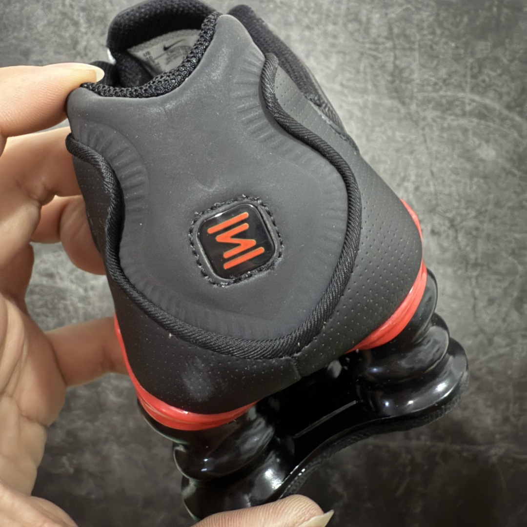 图片[2]-【Max纯原版】原版开发 Nike Shox TL系列 黑红色 CN0151-003 NK Shox TL系列 黑色 复古舒适百搭防滑耐磨低邦柱形气垫休闲跑步鞋 鞋面采用了轻质化的材料打造，搭载鞋带系带系统以及鞋舌部分的特殊控制模块，科技感十足；采用透气纺织品和网眼鞋面与标志性的Nike Shox技术，同时提供更轻盈的感觉和大胆的外观；鞋身大面积采用织物与皮革材质拼接设计，搭配Dri-FITz透气网面，透气性拉满不闷脚。中底前掌搭载Air Max科技，后掌配置Shoxy缓震气柱，前掌气垫提供灵敏回弹，中底的气柱设计也很加分，外观上科技感十足；设计彰显个性，复古造型适配多种穿搭风格。 尺码：39 40 40.5 41 42 42.5 43 44 44.5 45 45.5 46 46.5 47.5-选品中心