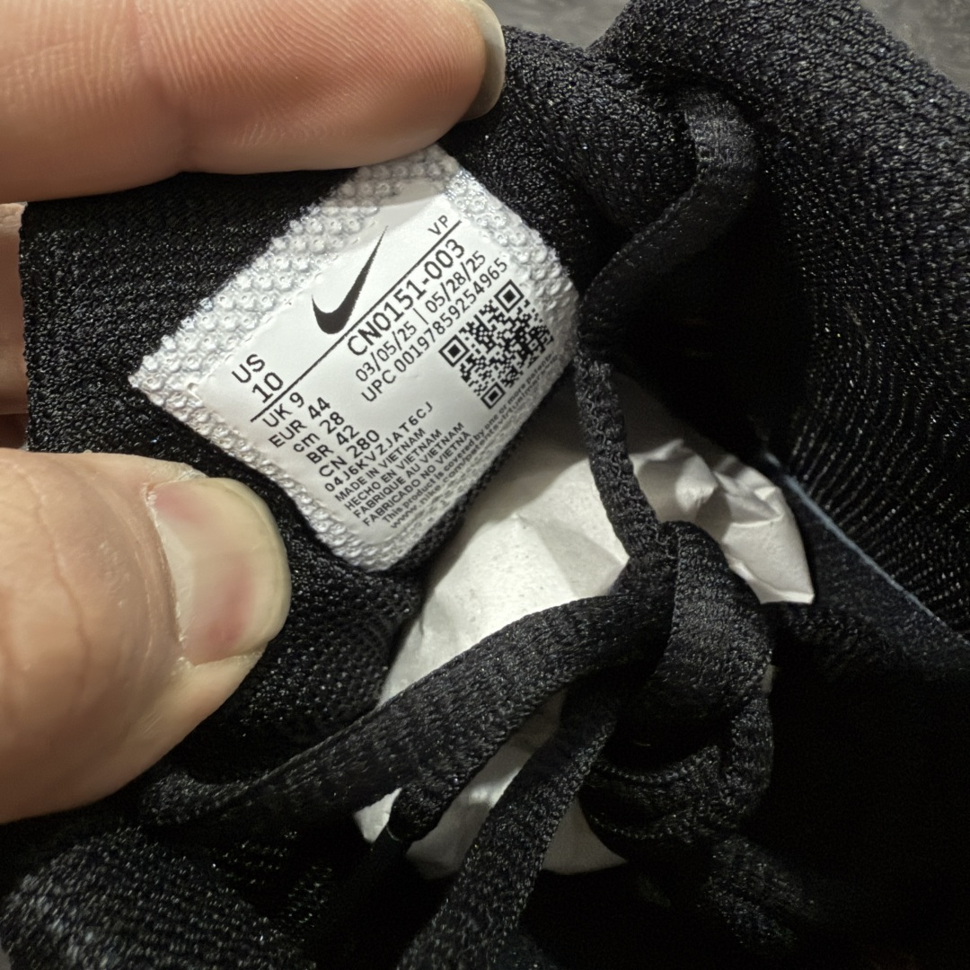 图片[7]-【Max纯原版】原版开发 Nike Shox TL系列 黑红色 CN0151-003 NK Shox TL系列 黑色 复古舒适百搭防滑耐磨低邦柱形气垫休闲跑步鞋 鞋面采用了轻质化的材料打造，搭载鞋带系带系统以及鞋舌部分的特殊控制模块，科技感十足；采用透气纺织品和网眼鞋面与标志性的Nike Shox技术，同时提供更轻盈的感觉和大胆的外观；鞋身大面积采用织物与皮革材质拼接设计，搭配Dri-FITz透气网面，透气性拉满不闷脚。中底前掌搭载Air Max科技，后掌配置Shoxy缓震气柱，前掌气垫提供灵敏回弹，中底的气柱设计也很加分，外观上科技感十足；设计彰显个性，复古造型适配多种穿搭风格。 尺码：39 40 40.5 41 42 42.5 43 44 44.5 45 45.5 46 46.5 47.5-选品中心