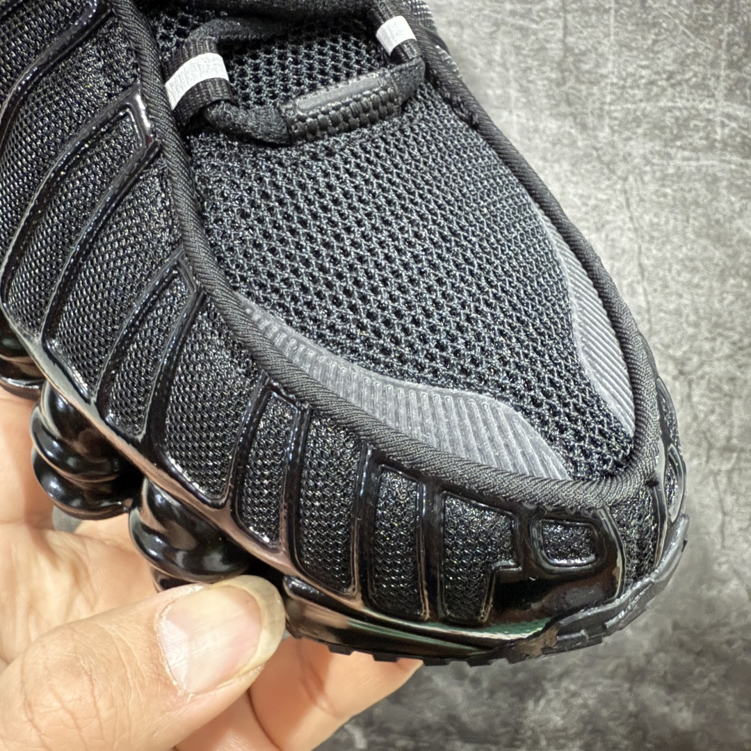 图片[5]-【Max纯原版】原版开发 Nike Shox TL系列 黑红色 CN0151-003 NK Shox TL系列 黑色 复古舒适百搭防滑耐磨低邦柱形气垫休闲跑步鞋 鞋面采用了轻质化的材料打造，搭载鞋带系带系统以及鞋舌部分的特殊控制模块，科技感十足；采用透气纺织品和网眼鞋面与标志性的Nike Shox技术，同时提供更轻盈的感觉和大胆的外观；鞋身大面积采用织物与皮革材质拼接设计，搭配Dri-FITz透气网面，透气性拉满不闷脚。中底前掌搭载Air Max科技，后掌配置Shoxy缓震气柱，前掌气垫提供灵敏回弹，中底的气柱设计也很加分，外观上科技感十足；设计彰显个性，复古造型适配多种穿搭风格。 尺码：39 40 40.5 41 42 42.5 43 44 44.5 45 45.5 46 46.5 47.5-选品中心