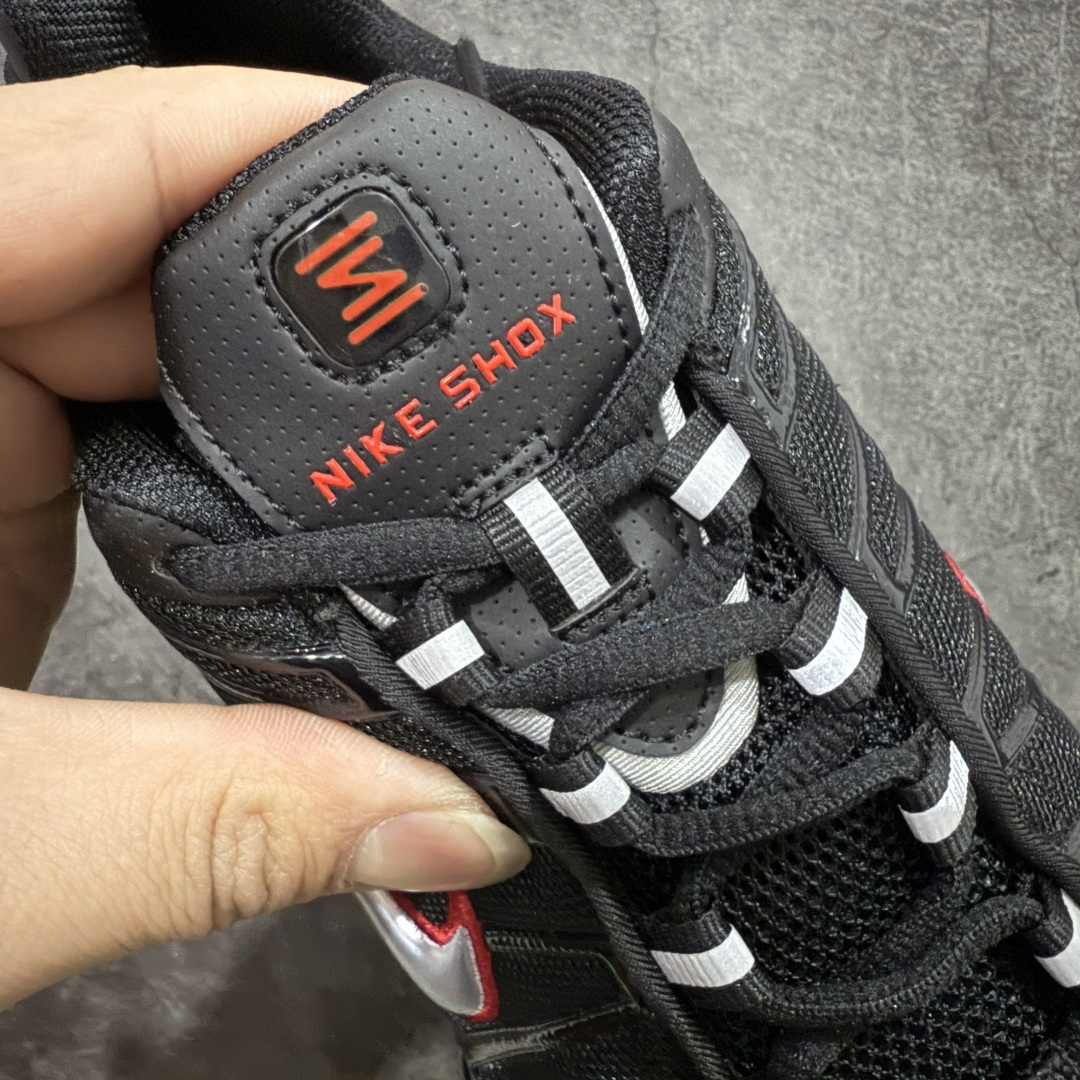 图片[6]-【Max纯原版】原版开发 Nike Shox TL系列 黑红色 CN0151-003 NK Shox TL系列 黑色 复古舒适百搭防滑耐磨低邦柱形气垫休闲跑步鞋 鞋面采用了轻质化的材料打造，搭载鞋带系带系统以及鞋舌部分的特殊控制模块，科技感十足；采用透气纺织品和网眼鞋面与标志性的Nike Shox技术，同时提供更轻盈的感觉和大胆的外观；鞋身大面积采用织物与皮革材质拼接设计，搭配Dri-FITz透气网面，透气性拉满不闷脚。中底前掌搭载Air Max科技，后掌配置Shoxy缓震气柱，前掌气垫提供灵敏回弹，中底的气柱设计也很加分，外观上科技感十足；设计彰显个性，复古造型适配多种穿搭风格。 尺码：39 40 40.5 41 42 42.5 43 44 44.5 45 45.5 46 46.5 47.5-选品中心