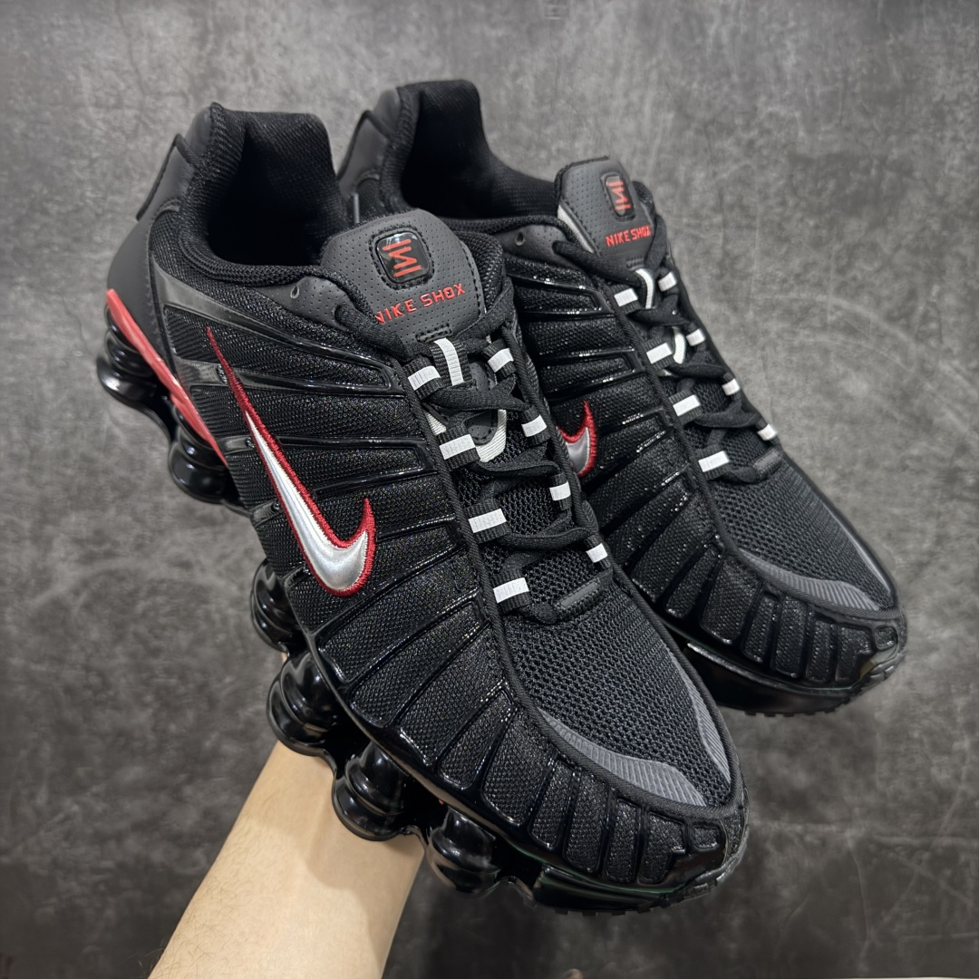 【Max纯原版】原版开发 Nike Shox TL系列 黑红色 CN0151-003 NK Shox TL系列 黑色 复古舒适百搭防滑耐磨低邦柱形气垫休闲跑步鞋 鞋面采用了轻质化的材料打造,搭载鞋带系带系统以及鞋舌部分的特殊控制模块,科技感十足;采用透气纺织品和网眼鞋面与标志性的Nike Shox技术,同时提供更轻盈的感觉和大胆的外观;鞋身大面积采用织物与皮革材质拼接设计,搭配Dri-FITz透气网面,透气性拉满不闷脚。中底前掌搭载Air Max科技,后掌配置Shoxy缓震气柱,前掌气垫提供灵敏回弹,中底的气柱设计也很加分,外观上科技感十足;设计彰显个性,复古造型适配多种穿搭风格。 尺码:39 40 40.5 41 42 42.5 43 44 44.5 45 45.5 46 46.5 47.5-选品中心