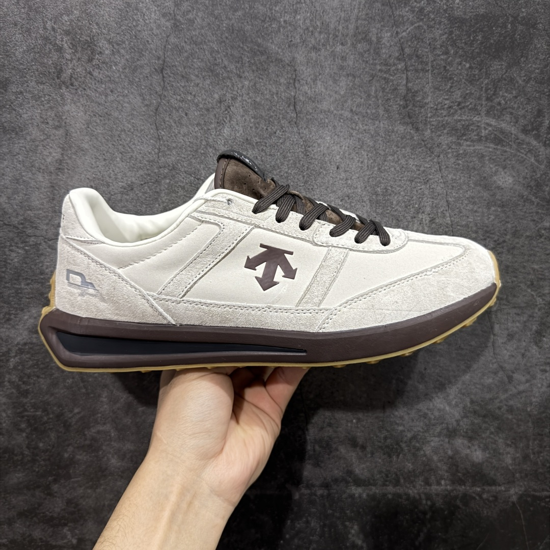 【纯原版】迪桑特DESCENTE Chron TRAINER 运动简约 低帮 生活休闲鞋 市面最优品质 区别市场版本 DESCENTE（迪桑特）创立于1935年，品牌名取自法语词汇，意为“滑降”。品牌箭头标识代表滑雪的三种技术“高速直线滑行”、“穿越”和“侧滑”，也寓意品牌在打造高端专业运动产品中不断追求完美的创新精神，致力于成为中国高端专业滑雪、综训、女子、铁人三项、高尔夫的第一品牌。 尺码：36 36.5 37 38 38.5 39 40 40.5 41 42 42.5 43 44 44.5 45-选品中心