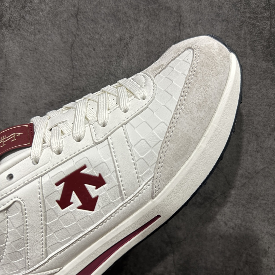 图片[6]-【纯原版】迪桑特DESCENTE Chron TRAINER 运动简约 低帮 生活休闲鞋 马年限定 市面最优品质 区别市场版本 DESCENTE（迪桑特）创立于1935年，品牌名取自法语词汇，意为“滑降”。品牌箭头标识代表滑雪的三种技术“高速直线滑行”、“穿越”和“侧滑”，也寓意品牌在打造高端专业运动产品中不断追求完美的创新精神，致力于成为中国高端专业滑雪、综训、女子、铁人三项、高尔夫的第一品牌。 尺码：36 36.5 37 38 38.5 39 40 40.5 41 42 42.5 43 44 44.5 45-选品中心