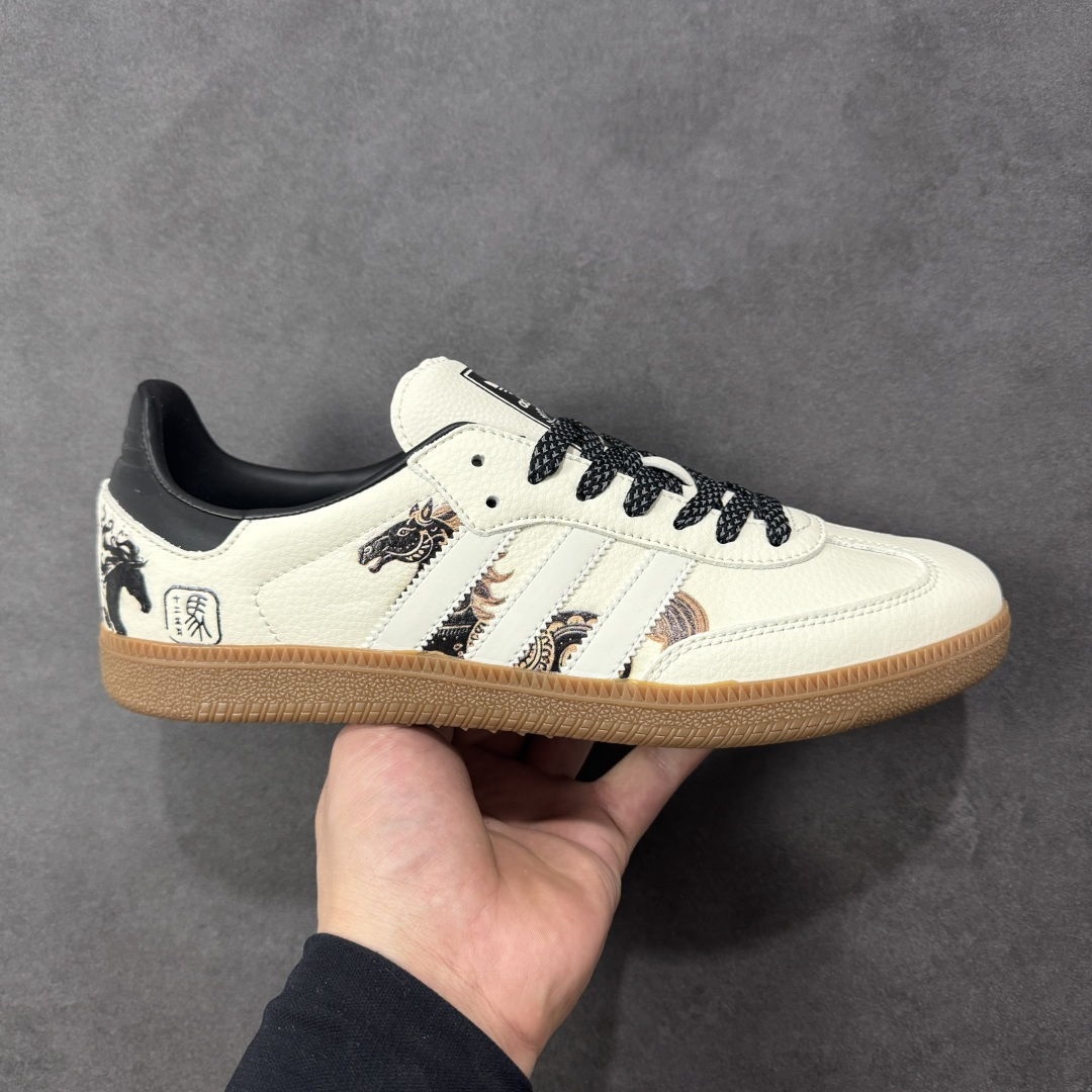 【定制版】马年新款海外定制限量发售 Adidas Originals SAMBA OG“马年联名限定-墨韵奔马”鞋身满印墨韵奔马纹样,搭配传统卷草纹点缀,鞋侧 “马” 字印章细节拉满,把东方美学穿在脚上,米白帆布鞋面透气亲肤,黑色皮革加固鞋尾提升支撑性,生胶大底柔韧防滑,既是街头复古单品,也是新年氛围感利器。 货号:JJ2616 尺码:36 36.5 37.5 38 38.5 39 40 40.5 41 42 42.5 43 44 44.5 45-选品中心