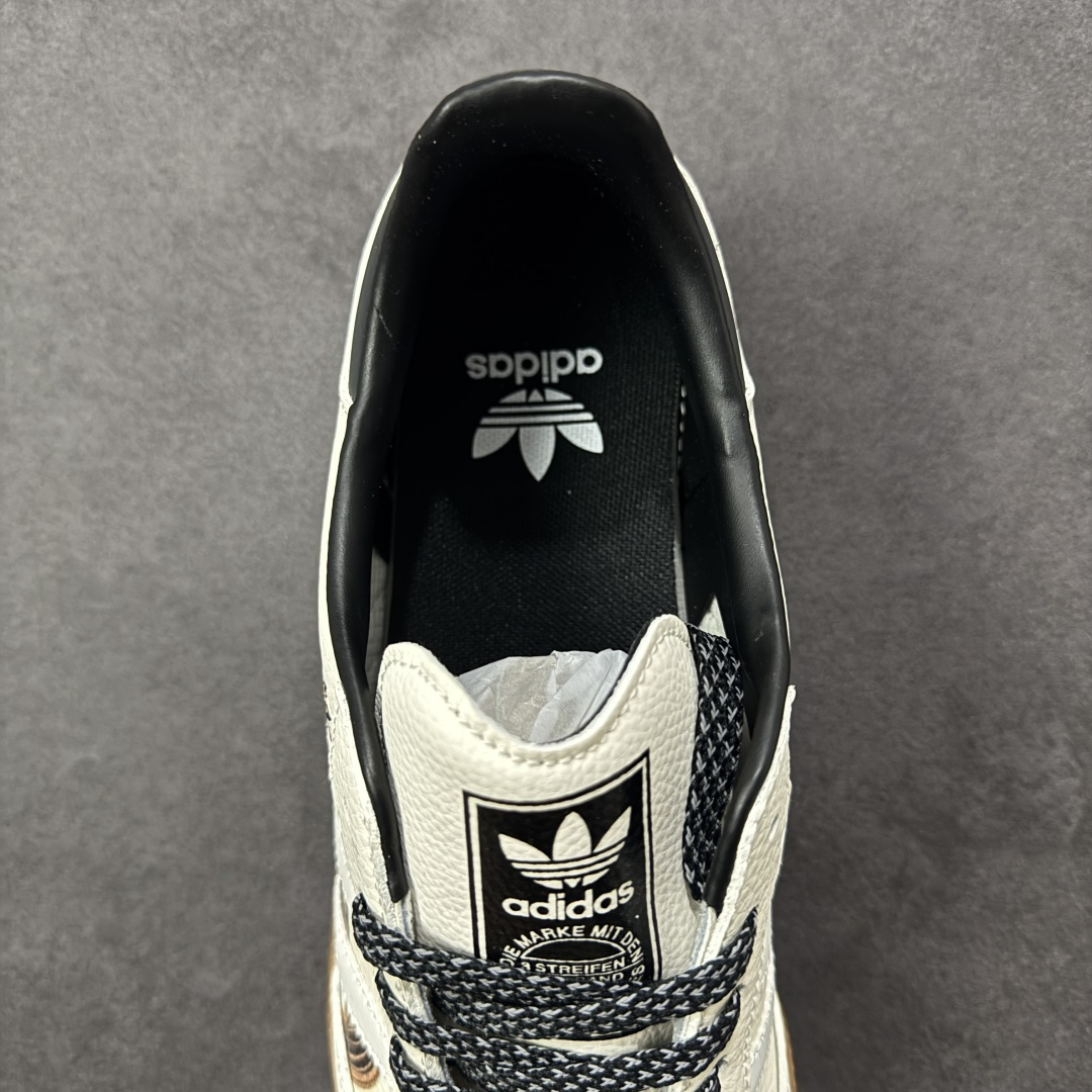 图片[7]-【定制版】马年新款海外定制限量发售 Adidas Originals SAMBA OG“马年联名限定-墨韵奔马”鞋身满印墨韵奔马纹样，搭配传统卷草纹点缀，鞋侧 “马” 字印章细节拉满，把东方美学穿在脚上，米白帆布鞋面透气亲肤，黑色皮革加固鞋尾提升支撑性，生胶大底柔韧防滑，既是街头复古单品，也是新年氛围感利器。 货号：JJ2616 尺码：36 36.5 37.5 38 38.5 39 40 40.5 41 42 42.5 43 44 44.5 45-选品中心