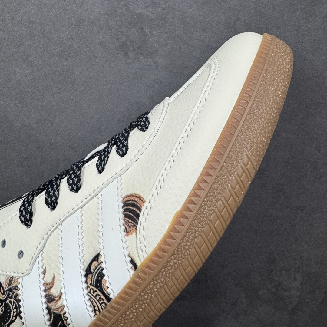 图片[5]-【定制版】马年新款海外定制限量发售 Adidas Originals SAMBA OG“马年联名限定-墨韵奔马”鞋身满印墨韵奔马纹样，搭配传统卷草纹点缀，鞋侧 “马” 字印章细节拉满，把东方美学穿在脚上，米白帆布鞋面透气亲肤，黑色皮革加固鞋尾提升支撑性，生胶大底柔韧防滑，既是街头复古单品，也是新年氛围感利器。 货号：JJ2616 尺码：36 36.5 37.5 38 38.5 39 40 40.5 41 42 42.5 43 44 44.5 45-选品中心