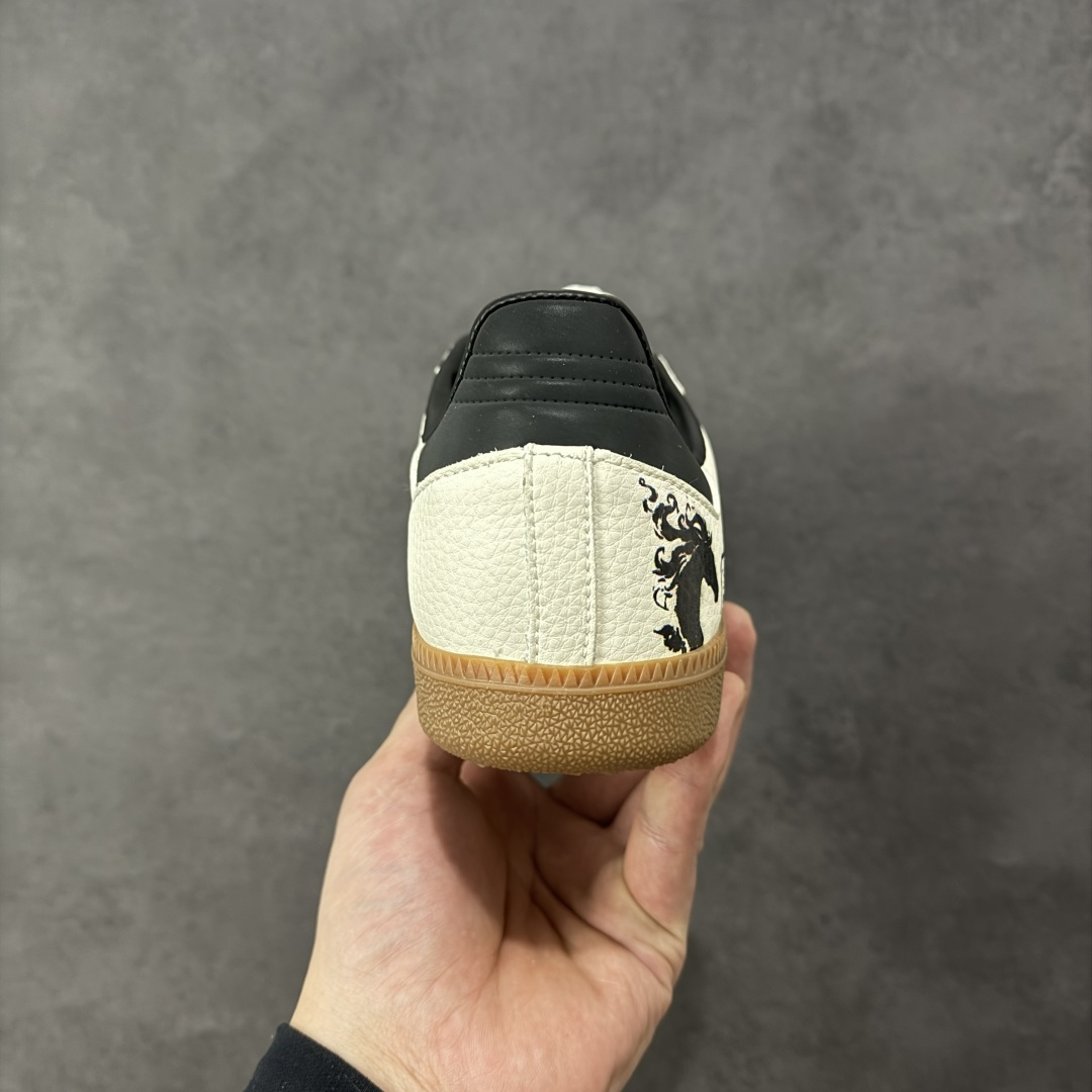 图片[4]-【定制版】马年新款海外定制限量发售 Adidas Originals SAMBA OG“马年联名限定-墨韵奔马”鞋身满印墨韵奔马纹样，搭配传统卷草纹点缀，鞋侧 “马” 字印章细节拉满，把东方美学穿在脚上，米白帆布鞋面透气亲肤，黑色皮革加固鞋尾提升支撑性，生胶大底柔韧防滑，既是街头复古单品，也是新年氛围感利器。 货号：JJ2616 尺码：36 36.5 37.5 38 38.5 39 40 40.5 41 42 42.5 43 44 44.5 45-选品中心