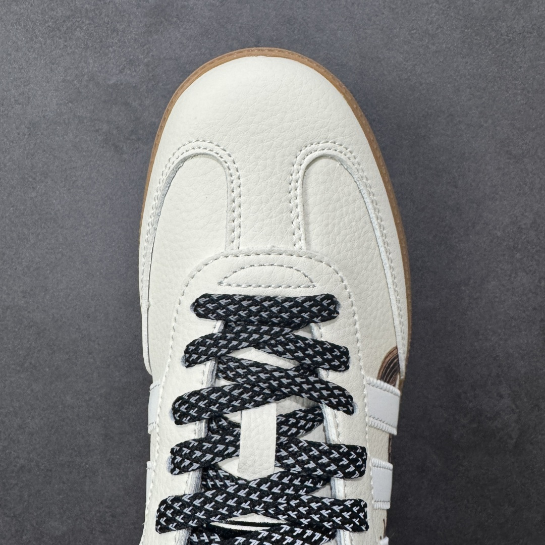 图片[8]-【定制版】马年新款海外定制限量发售 Adidas Originals SAMBA OG“马年联名限定-墨韵奔马”鞋身满印墨韵奔马纹样，搭配传统卷草纹点缀，鞋侧 “马” 字印章细节拉满，把东方美学穿在脚上，米白帆布鞋面透气亲肤，黑色皮革加固鞋尾提升支撑性，生胶大底柔韧防滑，既是街头复古单品，也是新年氛围感利器。 货号：JJ2616 尺码：36 36.5 37.5 38 38.5 39 40 40.5 41 42 42.5 43 44 44.5 45-选品中心