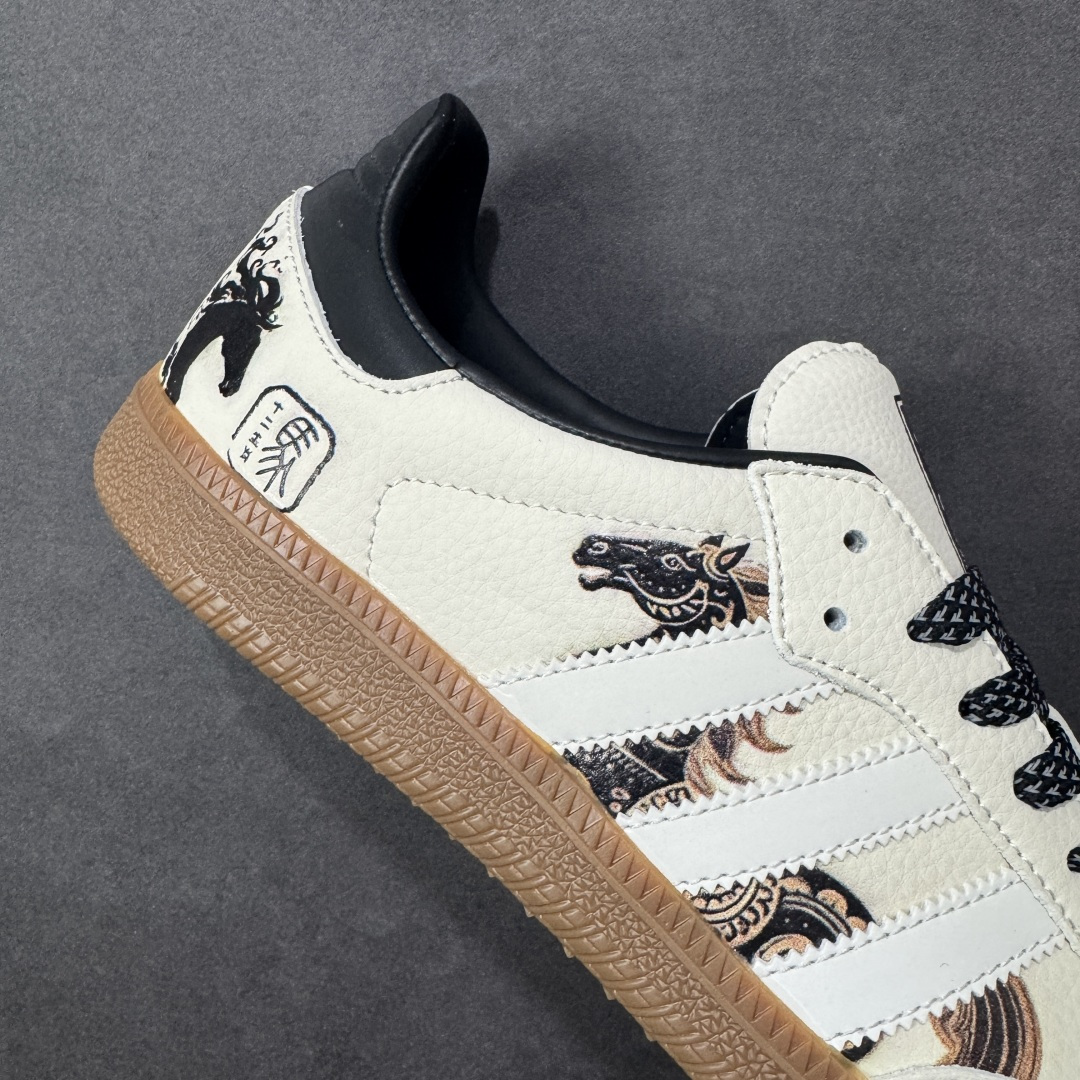 图片[6]-【定制版】马年新款海外定制限量发售 Adidas Originals SAMBA OG“马年联名限定-墨韵奔马”鞋身满印墨韵奔马纹样，搭配传统卷草纹点缀，鞋侧 “马” 字印章细节拉满，把东方美学穿在脚上，米白帆布鞋面透气亲肤，黑色皮革加固鞋尾提升支撑性，生胶大底柔韧防滑，既是街头复古单品，也是新年氛围感利器。 货号：JJ2616 尺码：36 36.5 37.5 38 38.5 39 40 40.5 41 42 42.5 43 44 44.5 45-选品中心