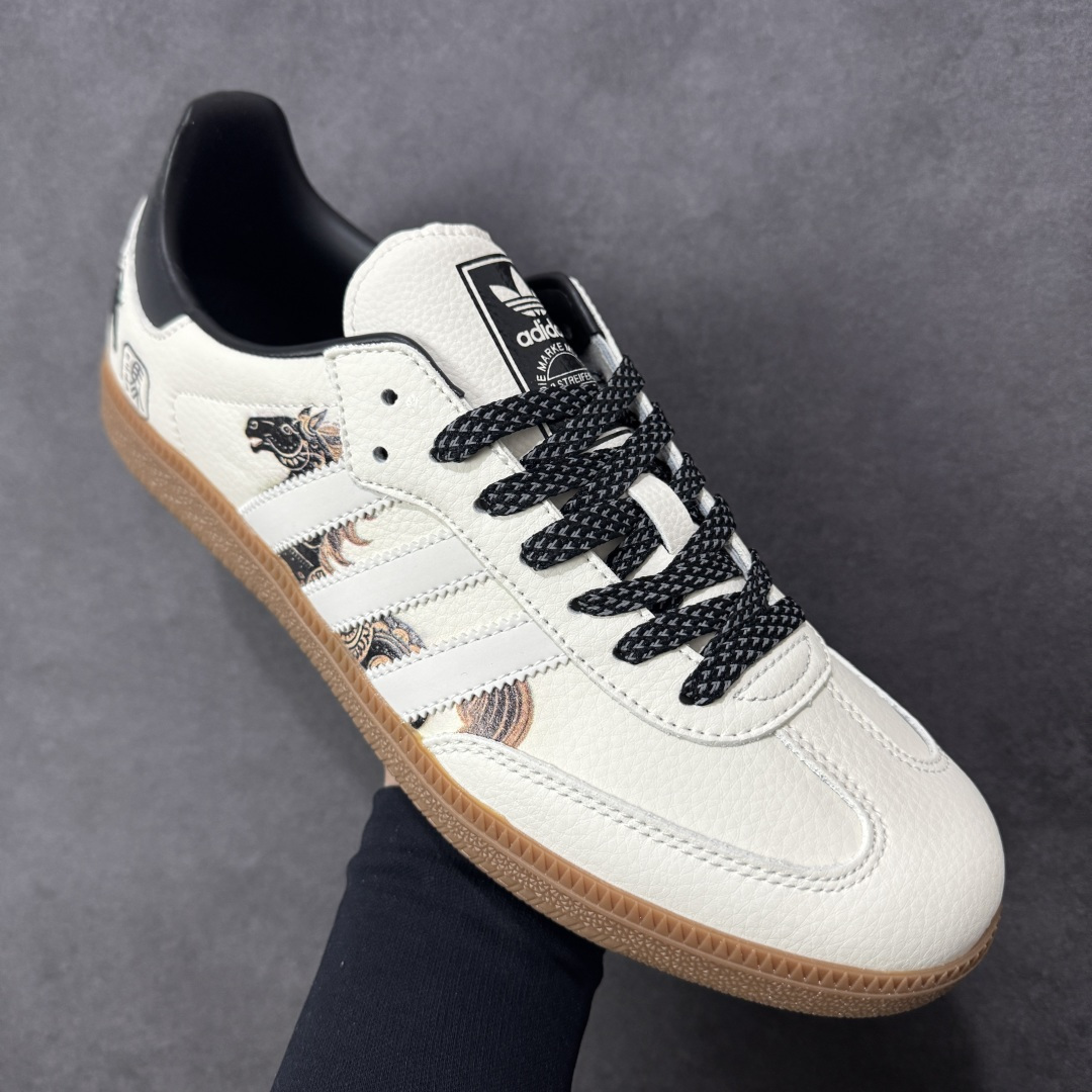 图片[3]-【定制版】马年新款海外定制限量发售 Adidas Originals SAMBA OG“马年联名限定-墨韵奔马”鞋身满印墨韵奔马纹样，搭配传统卷草纹点缀，鞋侧 “马” 字印章细节拉满，把东方美学穿在脚上，米白帆布鞋面透气亲肤，黑色皮革加固鞋尾提升支撑性，生胶大底柔韧防滑，既是街头复古单品，也是新年氛围感利器。 货号：JJ2616 尺码：36 36.5 37.5 38 38.5 39 40 40.5 41 42 42.5 43 44 44.5 45-选品中心
