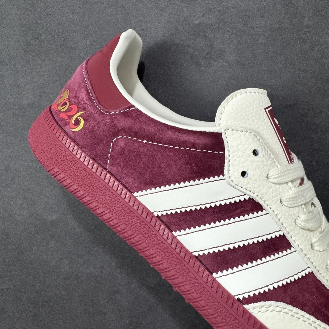 图片[6]-【定制版】马年新款海外定制限量发售 Adidas Originals SAMBA OG“马年联名限定-酒红”鞋侧 “2026” 奔马刺绣灵动鲜活，暗藏 “马到成功、红运当头” 的美好寓意，酒红色绒面拼接米白色皮革，绒面鞋面柔软亲肤，橡胶防滑大底稳当贴脚，既是街头复古单品，也是新年氛围感利器。 货号：ZH2596 尺码：36 36.5 37.5 38 38.5 39 40 40.5 41 42 42.5 43 44 44.5 45-选品中心
