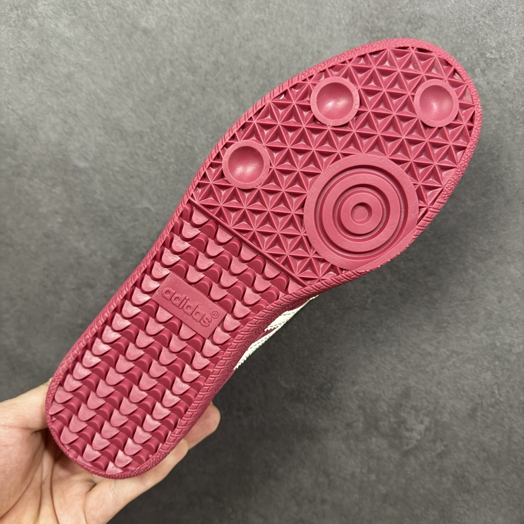 图片[9]-【定制版】马年新款海外定制限量发售 Adidas Originals SAMBA OG“马年联名限定-酒红”鞋侧 “2026” 奔马刺绣灵动鲜活，暗藏 “马到成功、红运当头” 的美好寓意，酒红色绒面拼接米白色皮革，绒面鞋面柔软亲肤，橡胶防滑大底稳当贴脚，既是街头复古单品，也是新年氛围感利器。 货号：ZH2596 尺码：36 36.5 37.5 38 38.5 39 40 40.5 41 42 42.5 43 44 44.5 45-选品中心