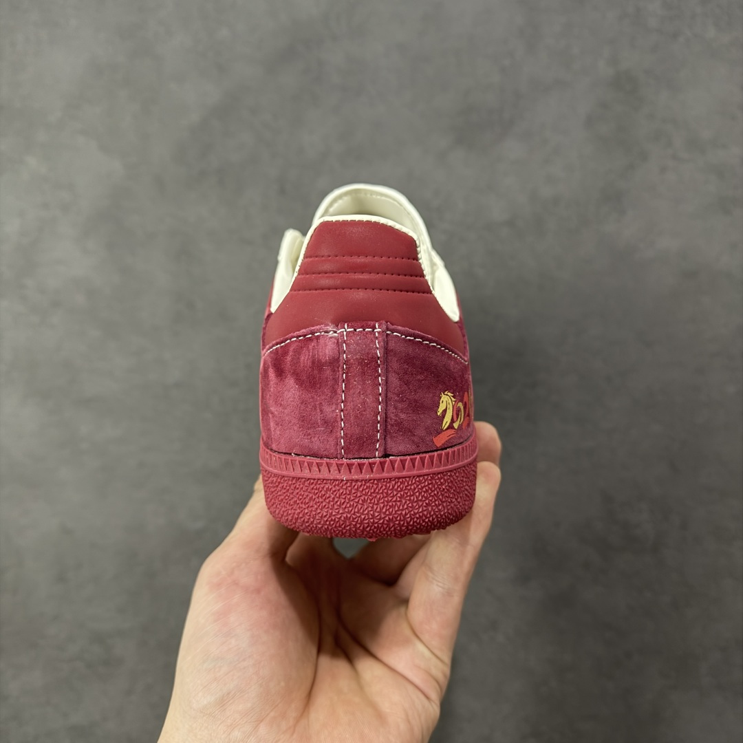 图片[4]-【定制版】马年新款海外定制限量发售 Adidas Originals SAMBA OG“马年联名限定-酒红”鞋侧 “2026” 奔马刺绣灵动鲜活，暗藏 “马到成功、红运当头” 的美好寓意，酒红色绒面拼接米白色皮革，绒面鞋面柔软亲肤，橡胶防滑大底稳当贴脚，既是街头复古单品，也是新年氛围感利器。 货号：ZH2596 尺码：36 36.5 37.5 38 38.5 39 40 40.5 41 42 42.5 43 44 44.5 45-选品中心