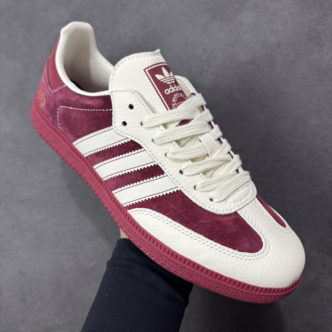 图片[3]-【定制版】马年新款海外定制限量发售 Adidas Originals SAMBA OG“马年联名限定-酒红”鞋侧 “2026” 奔马刺绣灵动鲜活，暗藏 “马到成功、红运当头” 的美好寓意，酒红色绒面拼接米白色皮革，绒面鞋面柔软亲肤，橡胶防滑大底稳当贴脚，既是街头复古单品，也是新年氛围感利器。 货号：ZH2596 尺码：36 36.5 37.5 38 38.5 39 40 40.5 41 42 42.5 43 44 44.5 45-选品中心