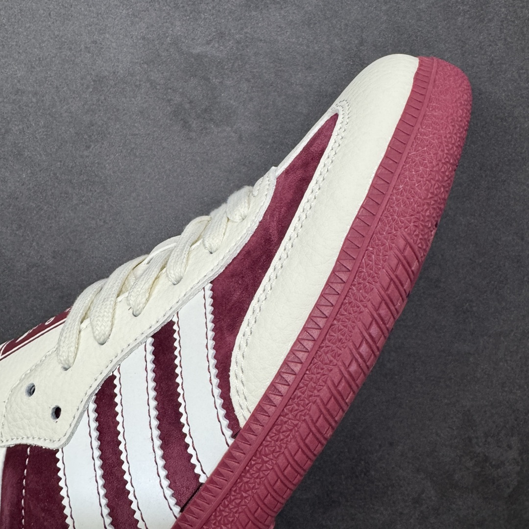 图片[5]-【定制版】马年新款海外定制限量发售 Adidas Originals SAMBA OG“马年联名限定-酒红”鞋侧 “2026” 奔马刺绣灵动鲜活，暗藏 “马到成功、红运当头” 的美好寓意，酒红色绒面拼接米白色皮革，绒面鞋面柔软亲肤，橡胶防滑大底稳当贴脚，既是街头复古单品，也是新年氛围感利器。 货号：ZH2596 尺码：36 36.5 37.5 38 38.5 39 40 40.5 41 42 42.5 43 44 44.5 45-选品中心