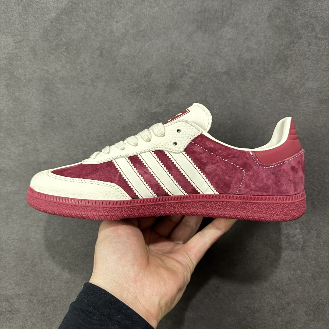 图片[2]-【定制版】马年新款海外定制限量发售 Adidas Originals SAMBA OG“马年联名限定-酒红”鞋侧 “2026” 奔马刺绣灵动鲜活，暗藏 “马到成功、红运当头” 的美好寓意，酒红色绒面拼接米白色皮革，绒面鞋面柔软亲肤，橡胶防滑大底稳当贴脚，既是街头复古单品，也是新年氛围感利器。 货号：ZH2596 尺码：36 36.5 37.5 38 38.5 39 40 40.5 41 42 42.5 43 44 44.5 45-选品中心