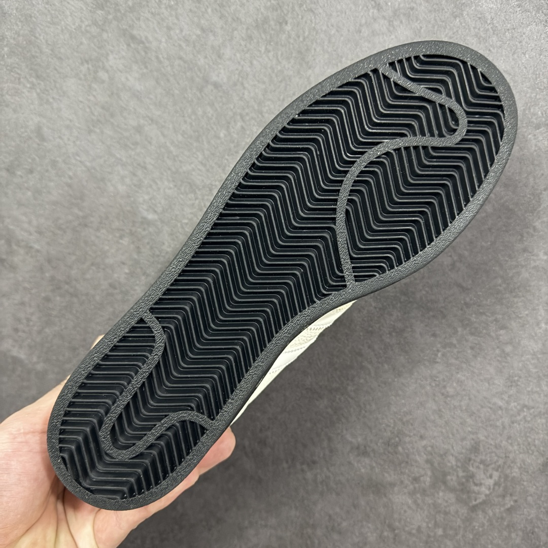 图片[9]-【定制版】马年新款海外定制限量发售 Adidas Originals“马年联名限定-金墨奔马”保留标志性贝壳头，鞋身采用金墨手绘风格的群马奔腾图案，后跟搭配 “马到功成” 书法字体，头层皮革鞋面细腻有光泽，金色印花层次分明，黑鞋尾强化视觉对比，把国风艺术与新年祝福直接穿在脚上，步步皆有好运加持。 货号：LX0913 尺码：36 36.5 37.5 38 38.5 39 40 40.5 41 42 42.5 43 44 44.5 45-选品中心