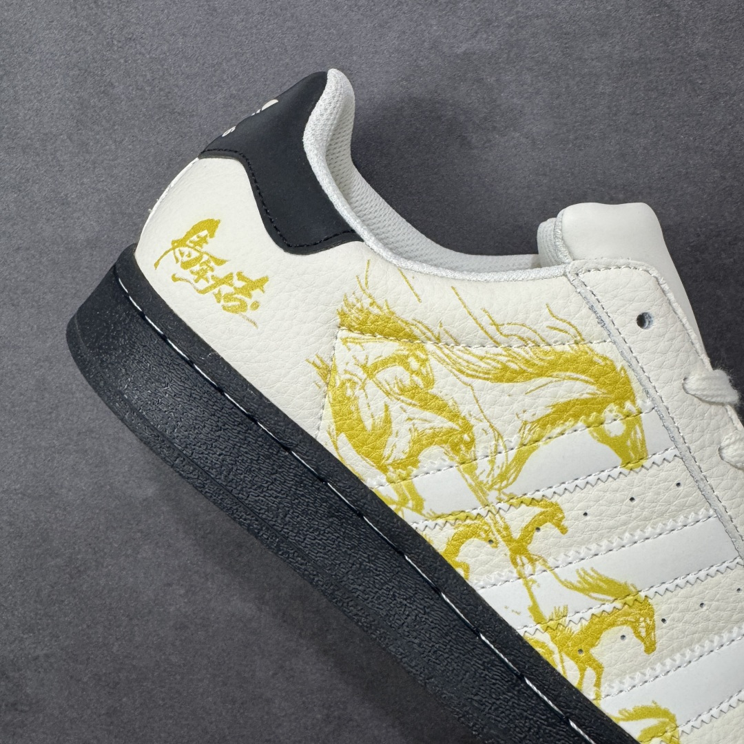 图片[6]-【定制版】马年新款海外定制限量发售 Adidas Originals“马年联名限定-金墨奔马”保留标志性贝壳头，鞋身采用金墨手绘风格的群马奔腾图案，后跟搭配 “马到功成” 书法字体，头层皮革鞋面细腻有光泽，金色印花层次分明，黑鞋尾强化视觉对比，把国风艺术与新年祝福直接穿在脚上，步步皆有好运加持。 货号：LX0913 尺码：36 36.5 37.5 38 38.5 39 40 40.5 41 42 42.5 43 44 44.5 45-选品中心