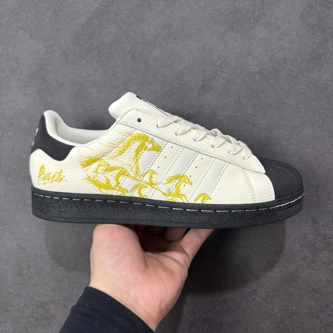 【定制版】马年新款海外定制限量发售 Adidas Originals“马年联名限定-金墨奔马”保留标志性贝壳头，鞋身采用金墨手绘风格的群马奔腾图案，后跟搭配 “马到功成” 书法字体，头层皮革鞋面细腻有光泽，金色印花层次分明，黑鞋尾强化视觉对比，把国风艺术与新年祝福直接穿在脚上，步步皆有好运加持。 货号：LX0913 尺码：36 36.5 37.5 38 38.5 39 40 40.5 41 42 42.5 43 44 44.5 45-选品中心