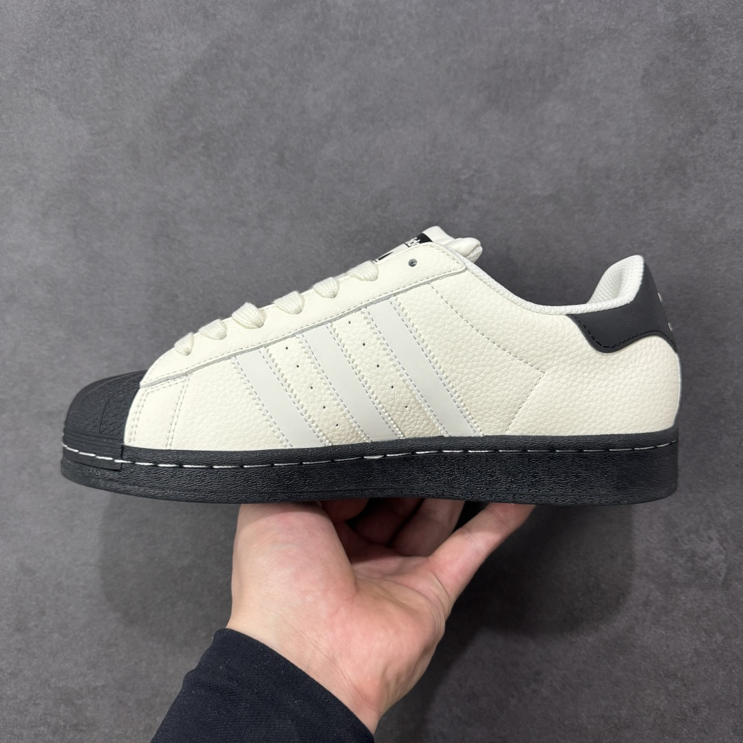 图片[2]-【定制版】马年新款海外定制限量发售 Adidas Originals“马年联名限定-金墨奔马”保留标志性贝壳头，鞋身采用金墨手绘风格的群马奔腾图案，后跟搭配 “马到功成” 书法字体，头层皮革鞋面细腻有光泽，金色印花层次分明，黑鞋尾强化视觉对比，把国风艺术与新年祝福直接穿在脚上，步步皆有好运加持。 货号：LX0913 尺码：36 36.5 37.5 38 38.5 39 40 40.5 41 42 42.5 43 44 44.5 45-选品中心