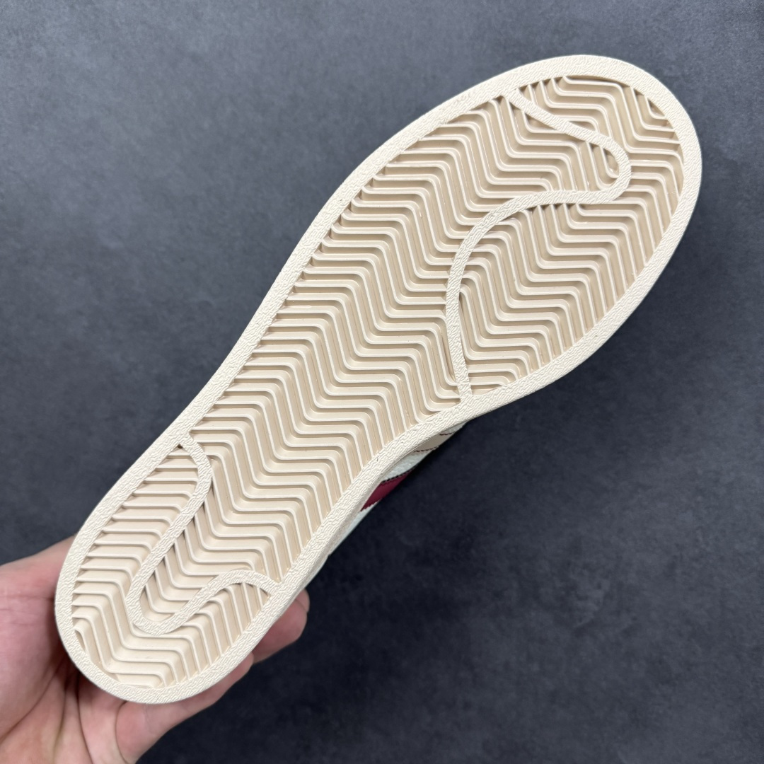 图片[9]-【定制版】马年新款海外定制限量发售 Adidas Originals“马年联名限定-白红经典”保留标志性贝壳头，鞋头印着萌趣红马标识，后跟点缀烫金2026+ 奔马图案，酒红撞色呼应新年氛围，把 “红金踏福、马到功成” 的祝福融入复古鞋型，酒红 + 浅棕渐变条纹打破单调，复古鞋型融合温柔质感，既是街头潮鞋也是新年氛围感利器。 货号：LX0917 尺码：36 36.5 37.5 38 38.5 39 40 40.5 41 42 42.5 43 44 44.5 45-选品中心