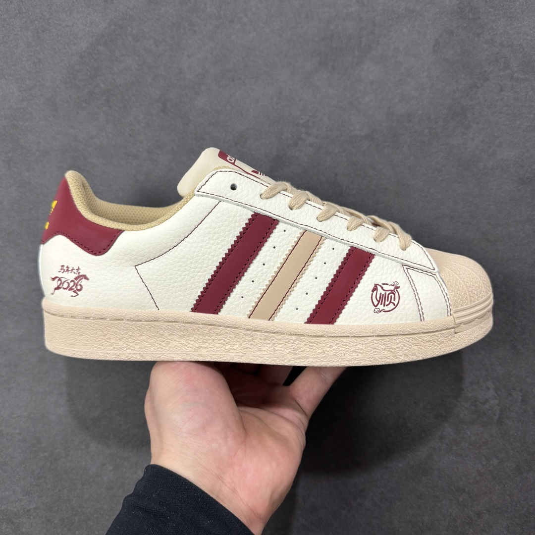 【定制版】马年新款海外定制限量发售 Adidas Originals“马年联名限定-白红经典”保留标志性贝壳头，鞋头印着萌趣红马标识，后跟点缀烫金2026+ 奔马图案，酒红撞色呼应新年氛围，把 “红金踏福、马到功成” 的祝福融入复古鞋型，酒红 + 浅棕渐变条纹打破单调，复古鞋型融合温柔质感，既是街头潮鞋也是新年氛围感利器。 货号：LX0917 尺码：36 36.5 37.5 38 38.5 39 40 40.5 41 42 42.5 43 44 44.5 45-选品中心