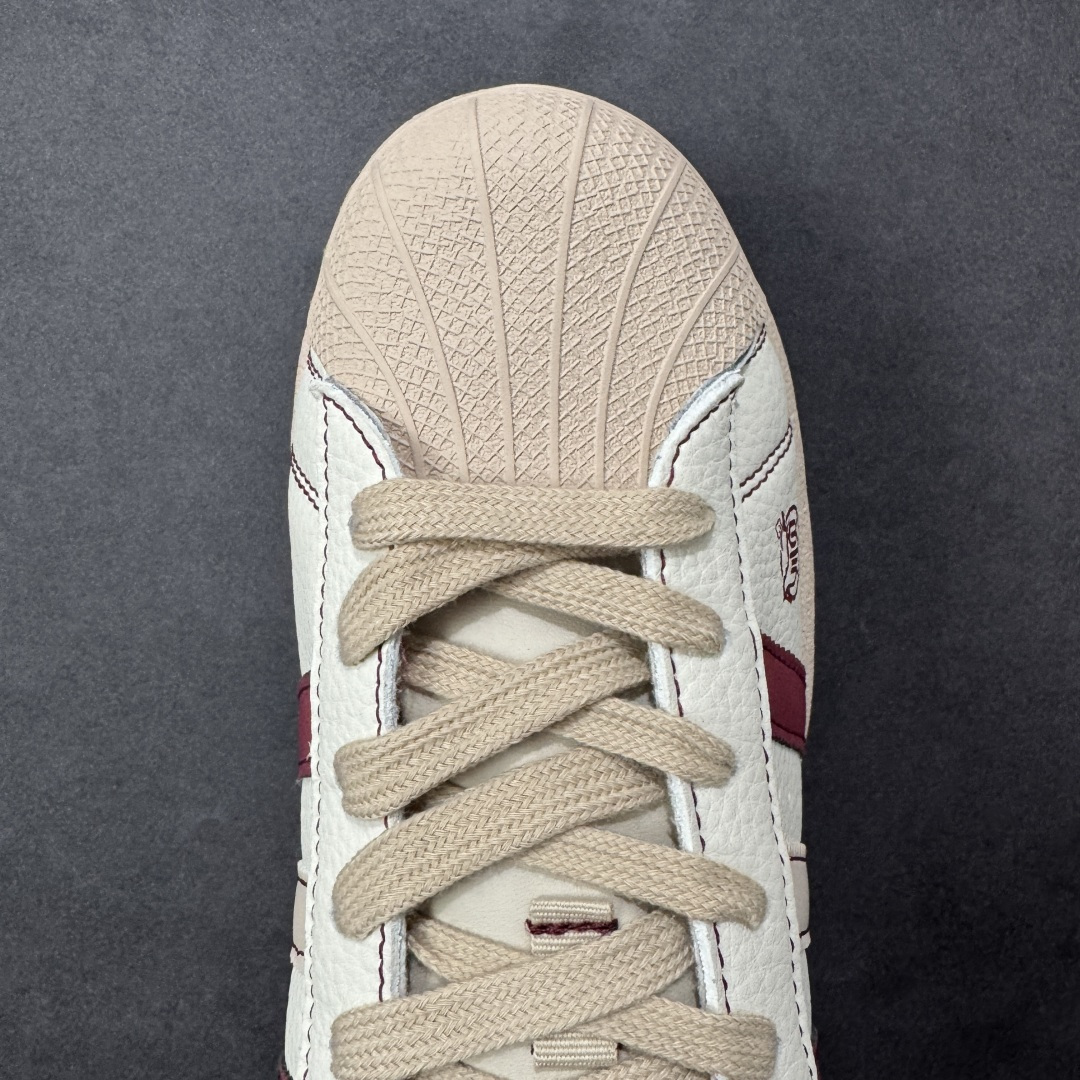 图片[8]-【定制版】马年新款海外定制限量发售 Adidas Originals“马年联名限定-白红经典”保留标志性贝壳头，鞋头印着萌趣红马标识，后跟点缀烫金2026+ 奔马图案，酒红撞色呼应新年氛围，把 “红金踏福、马到功成” 的祝福融入复古鞋型，酒红 + 浅棕渐变条纹打破单调，复古鞋型融合温柔质感，既是街头潮鞋也是新年氛围感利器。 货号：LX0917 尺码：36 36.5 37.5 38 38.5 39 40 40.5 41 42 42.5 43 44 44.5 45-选品中心