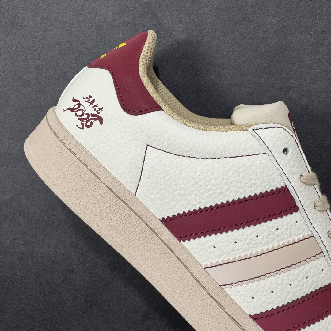 图片[6]-【定制版】马年新款海外定制限量发售 Adidas Originals“马年联名限定-白红经典”保留标志性贝壳头，鞋头印着萌趣红马标识，后跟点缀烫金2026+ 奔马图案，酒红撞色呼应新年氛围，把 “红金踏福、马到功成” 的祝福融入复古鞋型，酒红 + 浅棕渐变条纹打破单调，复古鞋型融合温柔质感，既是街头潮鞋也是新年氛围感利器。 货号：LX0917 尺码：36 36.5 37.5 38 38.5 39 40 40.5 41 42 42.5 43 44 44.5 45-选品中心