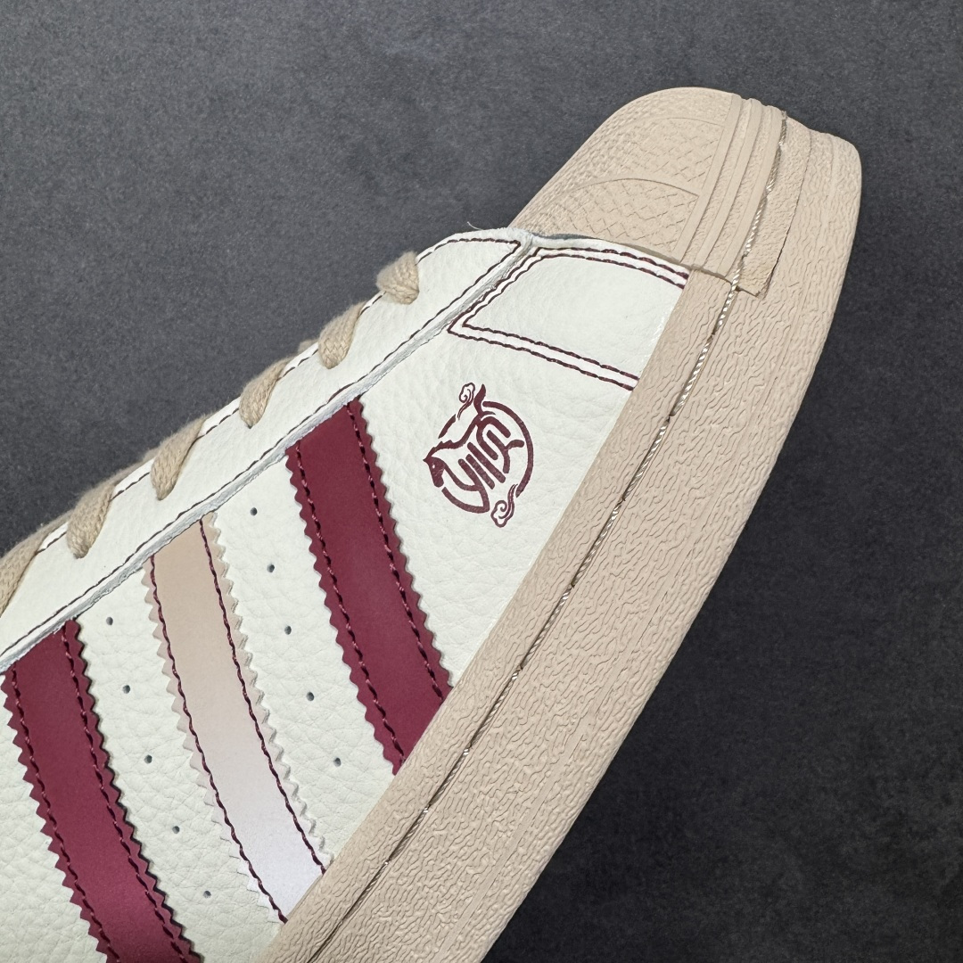 图片[5]-【定制版】马年新款海外定制限量发售 Adidas Originals“马年联名限定-白红经典”保留标志性贝壳头，鞋头印着萌趣红马标识，后跟点缀烫金2026+ 奔马图案，酒红撞色呼应新年氛围，把 “红金踏福、马到功成” 的祝福融入复古鞋型，酒红 + 浅棕渐变条纹打破单调，复古鞋型融合温柔质感，既是街头潮鞋也是新年氛围感利器。 货号：LX0917 尺码：36 36.5 37.5 38 38.5 39 40 40.5 41 42 42.5 43 44 44.5 45-选品中心