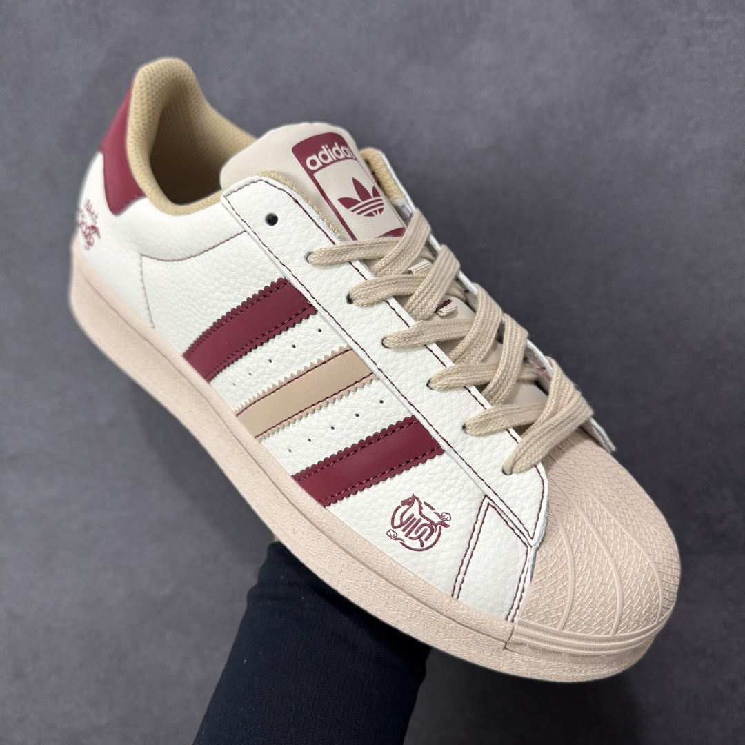 图片[3]-【定制版】马年新款海外定制限量发售 Adidas Originals“马年联名限定-白红经典”保留标志性贝壳头，鞋头印着萌趣红马标识，后跟点缀烫金2026+ 奔马图案，酒红撞色呼应新年氛围，把 “红金踏福、马到功成” 的祝福融入复古鞋型，酒红 + 浅棕渐变条纹打破单调，复古鞋型融合温柔质感，既是街头潮鞋也是新年氛围感利器。 货号：LX0917 尺码：36 36.5 37.5 38 38.5 39 40 40.5 41 42 42.5 43 44 44.5 45-选品中心