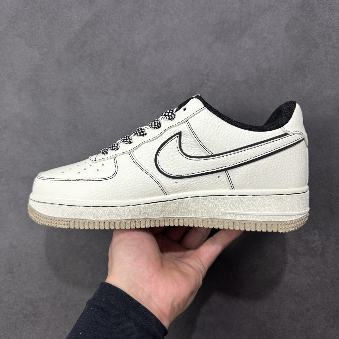 图片[2]-【定制版】Xc手绘风复古质感拉满 AIR FORCE 1 米白底色搭配黑色手绘线条，勾勒出复古随性的视觉效果，侧身Stüssy标识彰显联名身份，编织鞋带提升细节质感。Air Force 1经典鞋型搭载Air气垫，兼具复古造型与舒适脚感，是打造慵懒街头风的绝佳选择。 货号：MM3399-819 尺码：36 36.5 37.5 38 38.5 39 40 40.5 41 42 42.5 43 44 44.5 45-选品中心