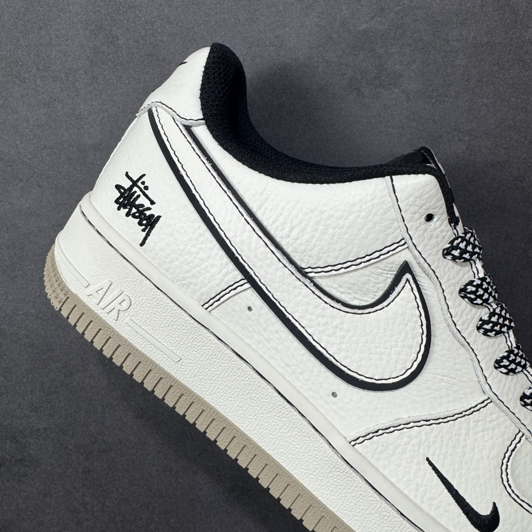 图片[6]-【定制版】Xc手绘风复古质感拉满 AIR FORCE 1 米白底色搭配黑色手绘线条，勾勒出复古随性的视觉效果，侧身Stüssy标识彰显联名身份，编织鞋带提升细节质感。Air Force 1经典鞋型搭载Air气垫，兼具复古造型与舒适脚感，是打造慵懒街头风的绝佳选择。 货号：MM3399-819 尺码：36 36.5 37.5 38 38.5 39 40 40.5 41 42 42.5 43 44 44.5 45-选品中心