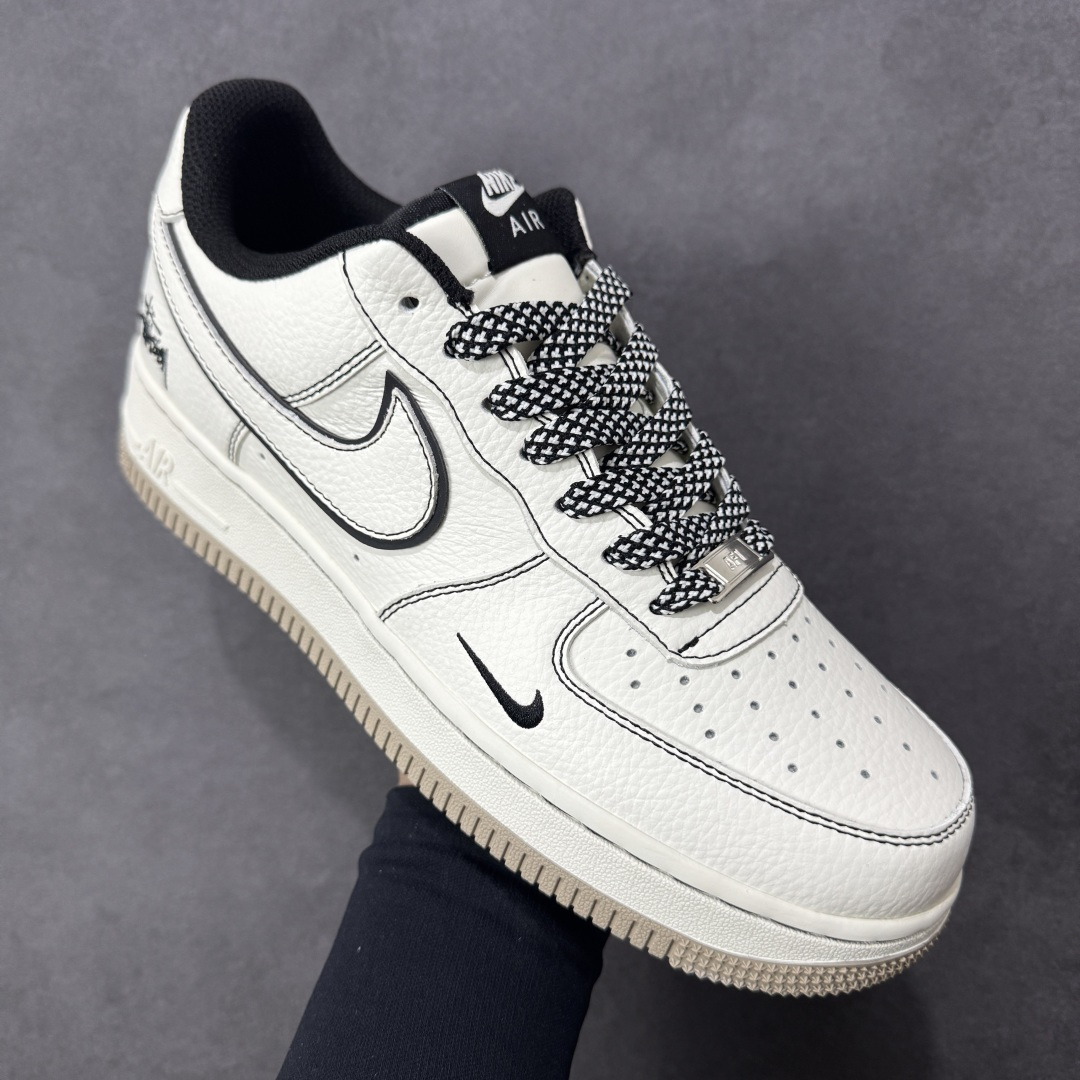 图片[3]-【定制版】Xc手绘风复古质感拉满 AIR FORCE 1 米白底色搭配黑色手绘线条，勾勒出复古随性的视觉效果，侧身Stüssy标识彰显联名身份，编织鞋带提升细节质感。Air Force 1经典鞋型搭载Air气垫，兼具复古造型与舒适脚感，是打造慵懒街头风的绝佳选择。 货号：MM3399-819 尺码：36 36.5 37.5 38 38.5 39 40 40.5 41 42 42.5 43 44 44.5 45-选品中心