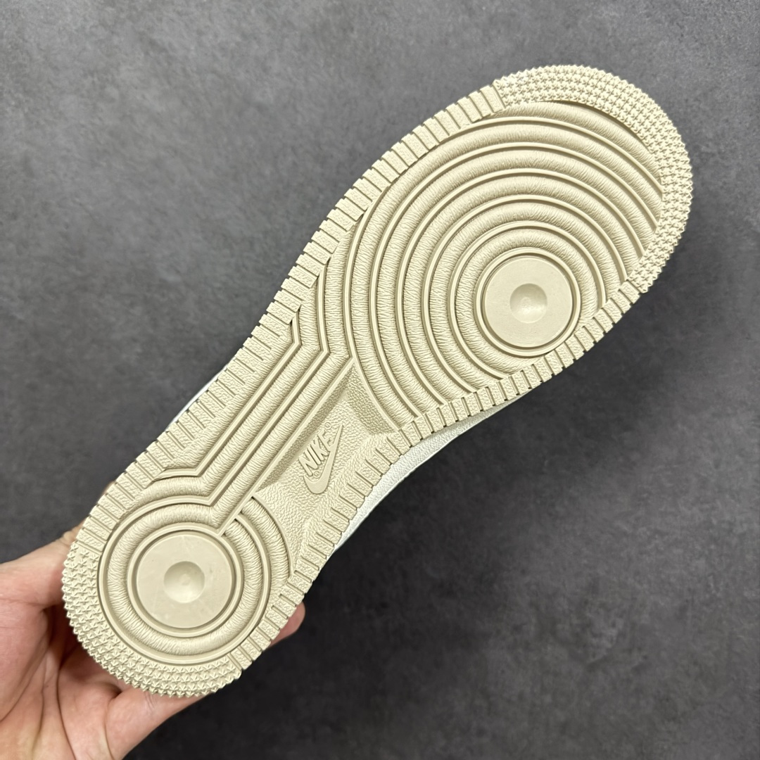 图片[9]-【定制版】Xc手绘风复古质感拉满 AIR FORCE 1 米白底色搭配黑色手绘线条，勾勒出复古随性的视觉效果，侧身Stüssy标识彰显联名身份，编织鞋带提升细节质感。Air Force 1经典鞋型搭载Air气垫，兼具复古造型与舒适脚感，是打造慵懒街头风的绝佳选择。 货号：MM3399-819 尺码：36 36.5 37.5 38 38.5 39 40 40.5 41 42 42.5 43 44 44.5 45-选品中心