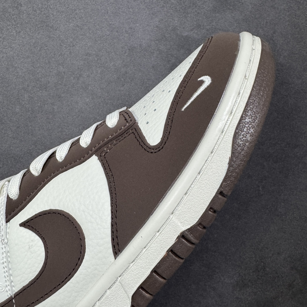 图片[5]-【定制版】Nike SB Dunk Low“马年限定——棕白浮雕” 高端私人定制 低帮休闲滑板鞋 定制鞋盒 大厂纯原品质出货 超高清洁度 皮料切割干净无任何毛边 细节完美 货号：IQ1118-220 尺码：36 36.5 37.5 38 38.5 39 40 40.5 41 42 42.5 43 44 44.5 45-选品中心