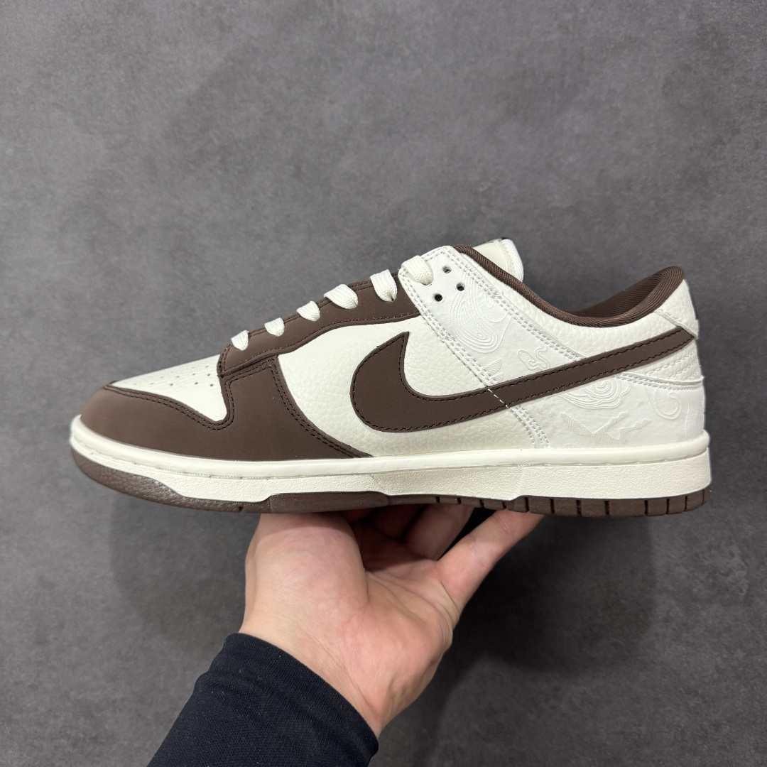 图片[2]-【定制版】Nike SB Dunk Low“马年限定——棕白浮雕” 高端私人定制 低帮休闲滑板鞋 定制鞋盒 大厂纯原品质出货 超高清洁度 皮料切割干净无任何毛边 细节完美 货号：IQ1118-220 尺码：36 36.5 37.5 38 38.5 39 40 40.5 41 42 42.5 43 44 44.5 45-选品中心
