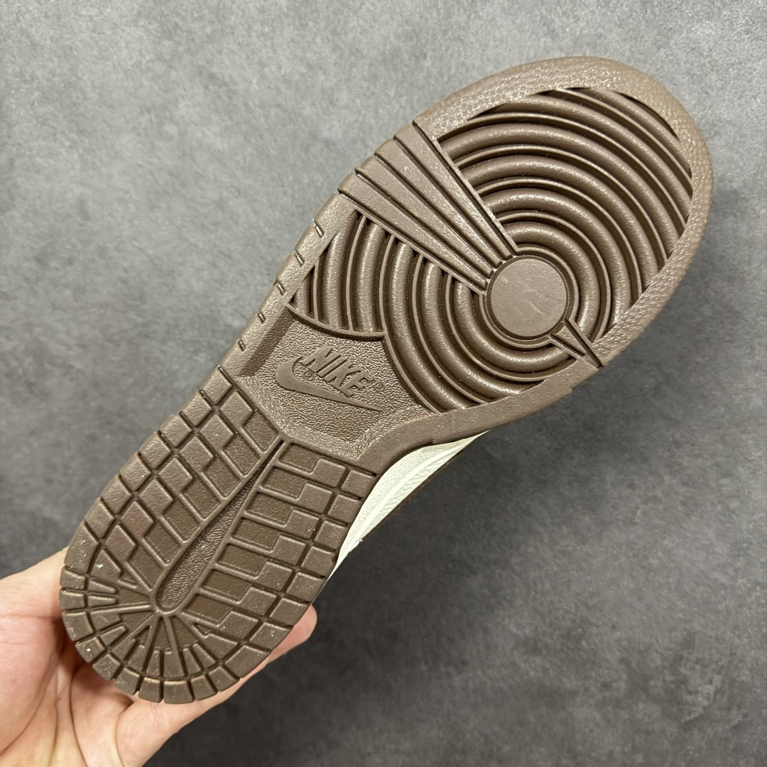 图片[9]-【定制版】Nike SB Dunk Low“马年限定——棕白浮雕” 高端私人定制 低帮休闲滑板鞋 定制鞋盒 大厂纯原品质出货 超高清洁度 皮料切割干净无任何毛边 细节完美 货号：IQ1118-220 尺码：36 36.5 37.5 38 38.5 39 40 40.5 41 42 42.5 43 44 44.5 45-选品中心