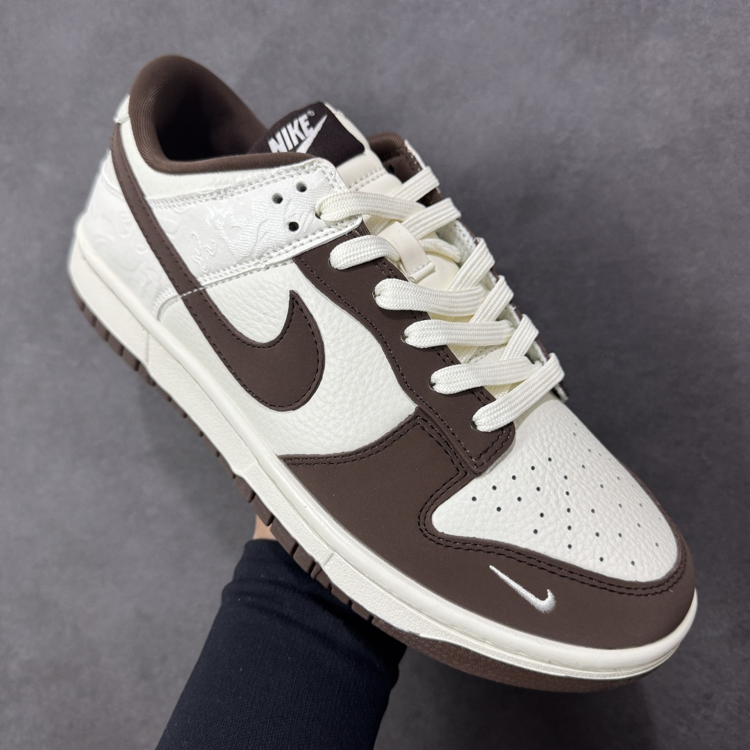 图片[3]-【定制版】Nike SB Dunk Low“马年限定——棕白浮雕” 高端私人定制 低帮休闲滑板鞋 定制鞋盒 大厂纯原品质出货 超高清洁度 皮料切割干净无任何毛边 细节完美 货号：IQ1118-220 尺码：36 36.5 37.5 38 38.5 39 40 40.5 41 42 42.5 43 44 44.5 45-选品中心