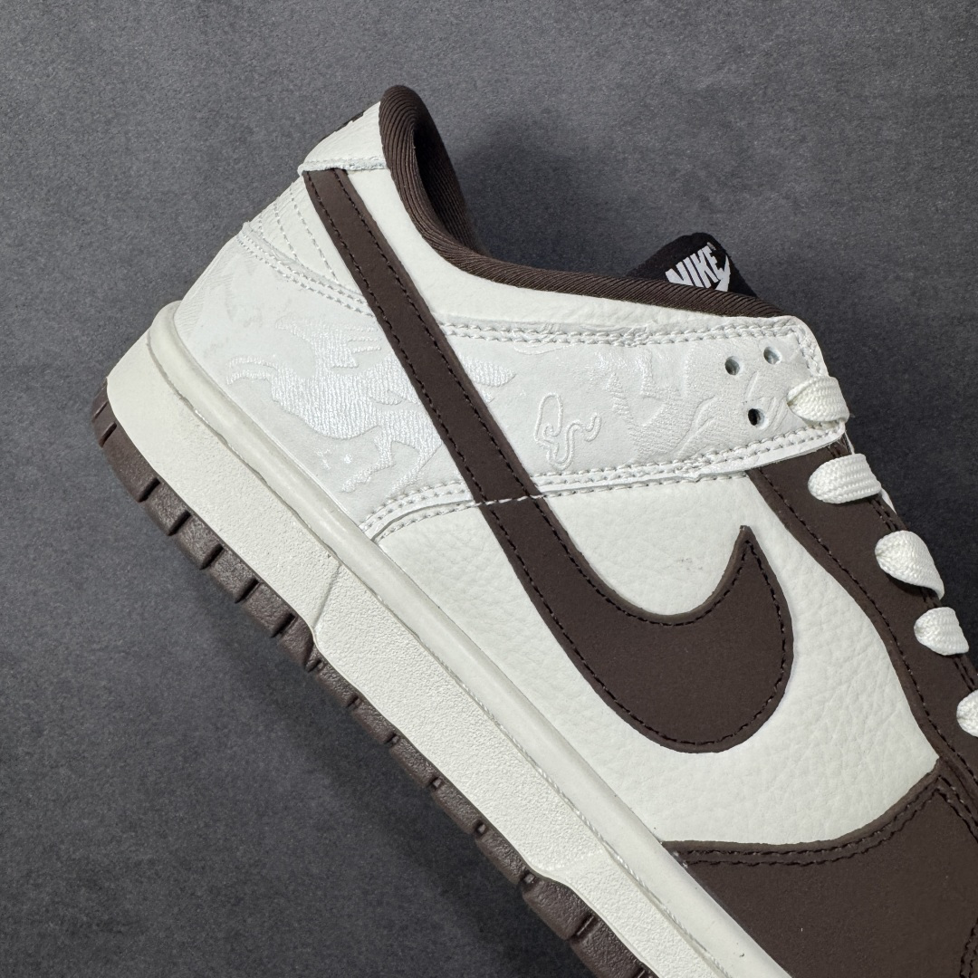 图片[6]-【定制版】Nike SB Dunk Low“马年限定——棕白浮雕” 高端私人定制 低帮休闲滑板鞋 定制鞋盒 大厂纯原品质出货 超高清洁度 皮料切割干净无任何毛边 细节完美 货号：IQ1118-220 尺码：36 36.5 37.5 38 38.5 39 40 40.5 41 42 42.5 43 44 44.5 45-选品中心