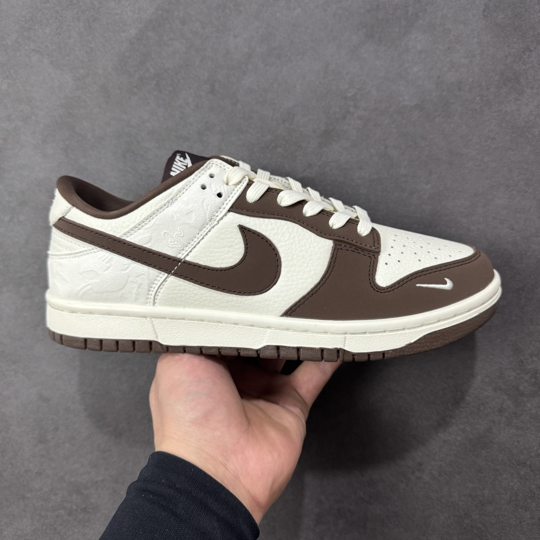 【定制版】Nike SB Dunk Low“马年限定——棕白浮雕” 高端私人定制 低帮休闲滑板鞋 定制鞋盒 大厂纯原品质出货 超高清洁度 皮料切割干净无任何毛边 细节完美 货号：IQ1118-220 尺码：36 36.5 37.5 38 38.5 39 40 40.5 41 42 42.5 43 44 44.5 45-选品中心