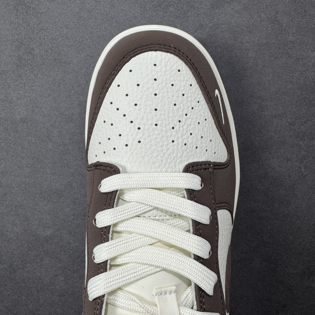 图片[8]-【定制版】Nike SB Dunk Low“马年限定——棕白浮雕” 高端私人定制 低帮休闲滑板鞋 定制鞋盒 大厂纯原品质出货 超高清洁度 皮料切割干净无任何毛边 细节完美 货号：IQ1118-220 尺码：36 36.5 37.5 38 38.5 39 40 40.5 41 42 42.5 43 44 44.5 45-选品中心