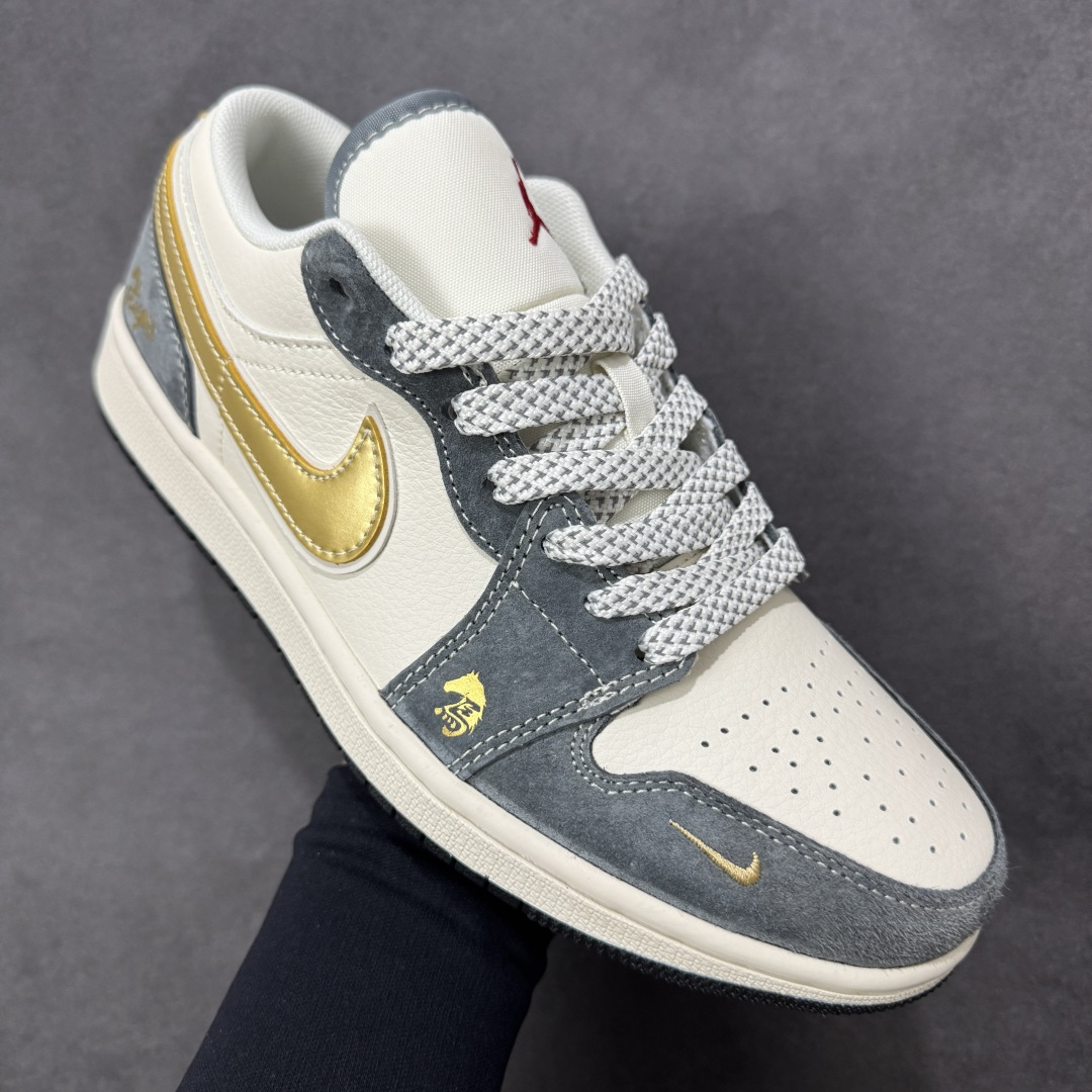 图片[3]-【定制版】马年金运百搭神鞋 AIR JORDAN 1 灰白金三色营造高级质感，金色Swoosh与马形印花呼应2026生肖主题，红金挂饰暗藏新年好运寓意。AJ1 Low鞋型适配多种穿搭，软质麂皮提升脚感舒适度，无论是通勤上学还是街头出片，都能让你轻松拿捏马年潮流。 货号：JP2026-125 尺码：36 36.5 37.5 38 38.5 39 40 40.5 41 42 42.5 43 44 44.5 45-选品中心
