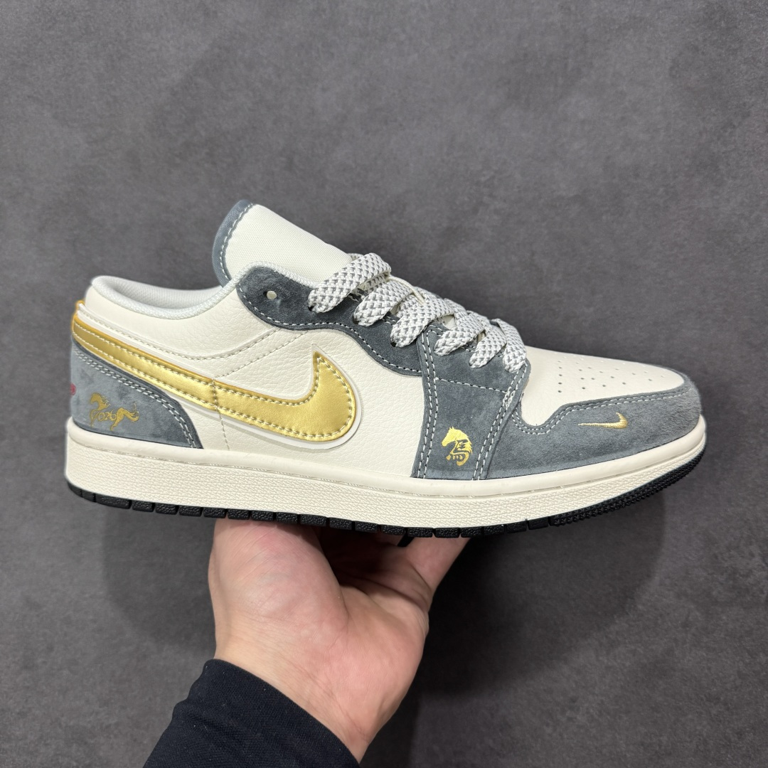 【定制版】马年金运百搭神鞋 AIR JORDAN 1 灰白金三色营造高级质感，金色Swoosh与马形印花呼应2026生肖主题，红金挂饰暗藏新年好运寓意。AJ1 Low鞋型适配多种穿搭，软质麂皮提升脚感舒适度，无论是通勤上学还是街头出片，都能让你轻松拿捏马年潮流。 货号：JP2026-125 尺码：36 36.5 37.5 38 38.5 39 40 40.5 41 42 42.5 43 44 44.5 45-选品中心