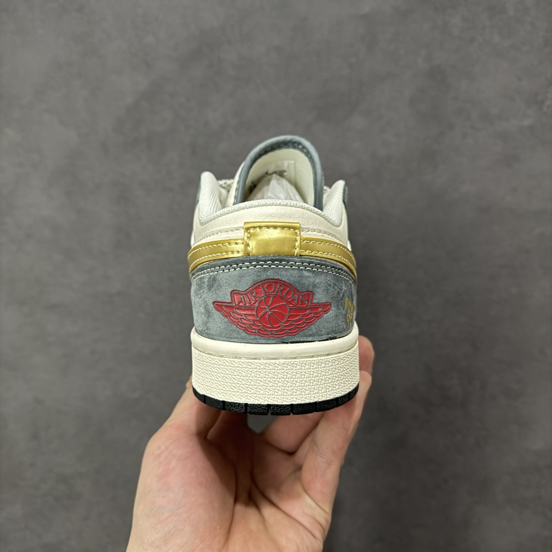 图片[4]-【定制版】马年金运百搭神鞋 AIR JORDAN 1 灰白金三色营造高级质感，金色Swoosh与马形印花呼应2026生肖主题，红金挂饰暗藏新年好运寓意。AJ1 Low鞋型适配多种穿搭，软质麂皮提升脚感舒适度，无论是通勤上学还是街头出片，都能让你轻松拿捏马年潮流。 货号：JP2026-125 尺码：36 36.5 37.5 38 38.5 39 40 40.5 41 42 42.5 43 44 44.5 45-选品中心