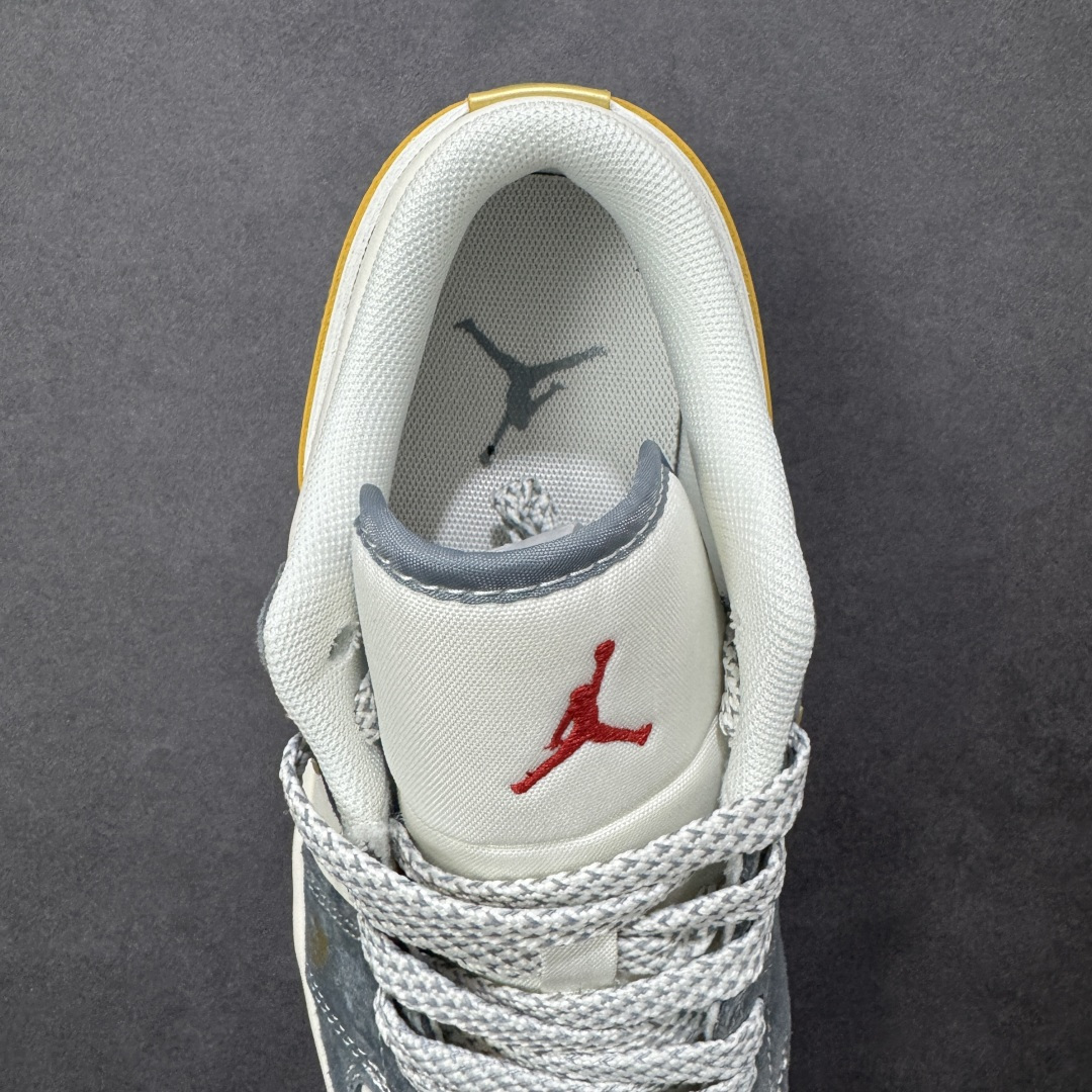 图片[7]-【定制版】马年金运百搭神鞋 AIR JORDAN 1 灰白金三色营造高级质感，金色Swoosh与马形印花呼应2026生肖主题，红金挂饰暗藏新年好运寓意。AJ1 Low鞋型适配多种穿搭，软质麂皮提升脚感舒适度，无论是通勤上学还是街头出片，都能让你轻松拿捏马年潮流。 货号：JP2026-125 尺码：36 36.5 37.5 38 38.5 39 40 40.5 41 42 42.5 43 44 44.5 45-选品中心