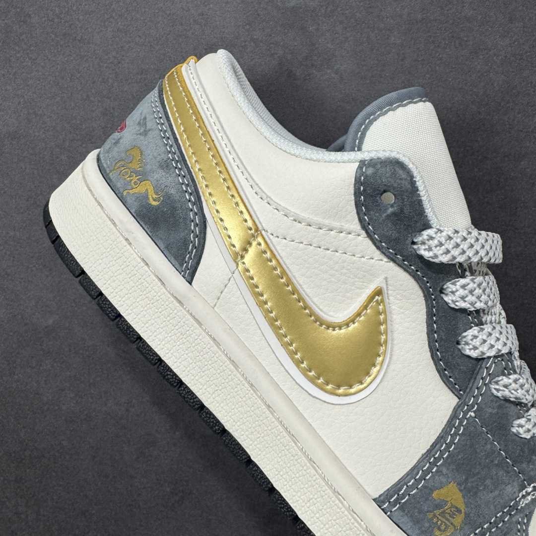 图片[6]-【定制版】马年金运百搭神鞋 AIR JORDAN 1 灰白金三色营造高级质感，金色Swoosh与马形印花呼应2026生肖主题，红金挂饰暗藏新年好运寓意。AJ1 Low鞋型适配多种穿搭，软质麂皮提升脚感舒适度，无论是通勤上学还是街头出片，都能让你轻松拿捏马年潮流。 货号：JP2026-125 尺码：36 36.5 37.5 38 38.5 39 40 40.5 41 42 42.5 43 44 44.5 45-选品中心