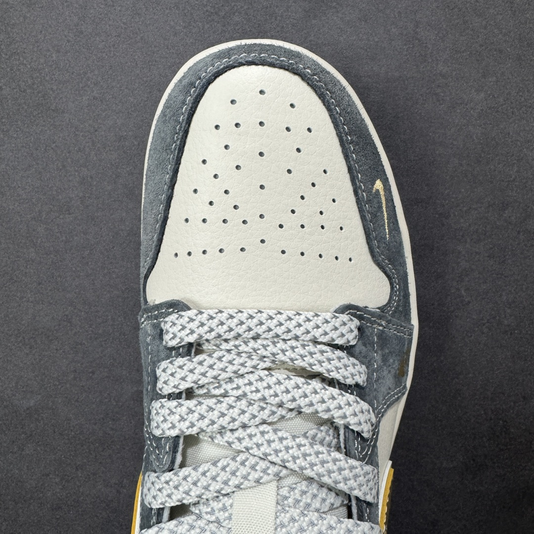 图片[8]-【定制版】马年金运百搭神鞋 AIR JORDAN 1 灰白金三色营造高级质感，金色Swoosh与马形印花呼应2026生肖主题，红金挂饰暗藏新年好运寓意。AJ1 Low鞋型适配多种穿搭，软质麂皮提升脚感舒适度，无论是通勤上学还是街头出片，都能让你轻松拿捏马年潮流。 货号：JP2026-125 尺码：36 36.5 37.5 38 38.5 39 40 40.5 41 42 42.5 43 44 44.5 45-选品中心