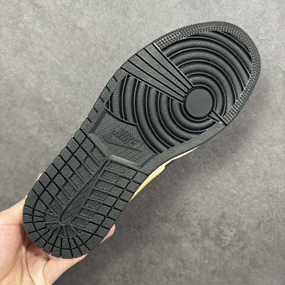 图片[9]-【定制版】马年金运百搭神鞋 AIR JORDAN 1 灰白金三色营造高级质感，金色Swoosh与马形印花呼应2026生肖主题，红金挂饰暗藏新年好运寓意。AJ1 Low鞋型适配多种穿搭，软质麂皮提升脚感舒适度，无论是通勤上学还是街头出片，都能让你轻松拿捏马年潮流。 货号：JP2026-125 尺码：36 36.5 37.5 38 38.5 39 40 40.5 41 42 42.5 43 44 44.5 45-选品中心